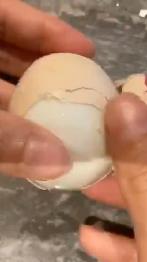 セリーナ・ジェイドのインスタグラム：「When you finish boiling the egg, just run it under cold water for a few seconds then continue to peel it this way」