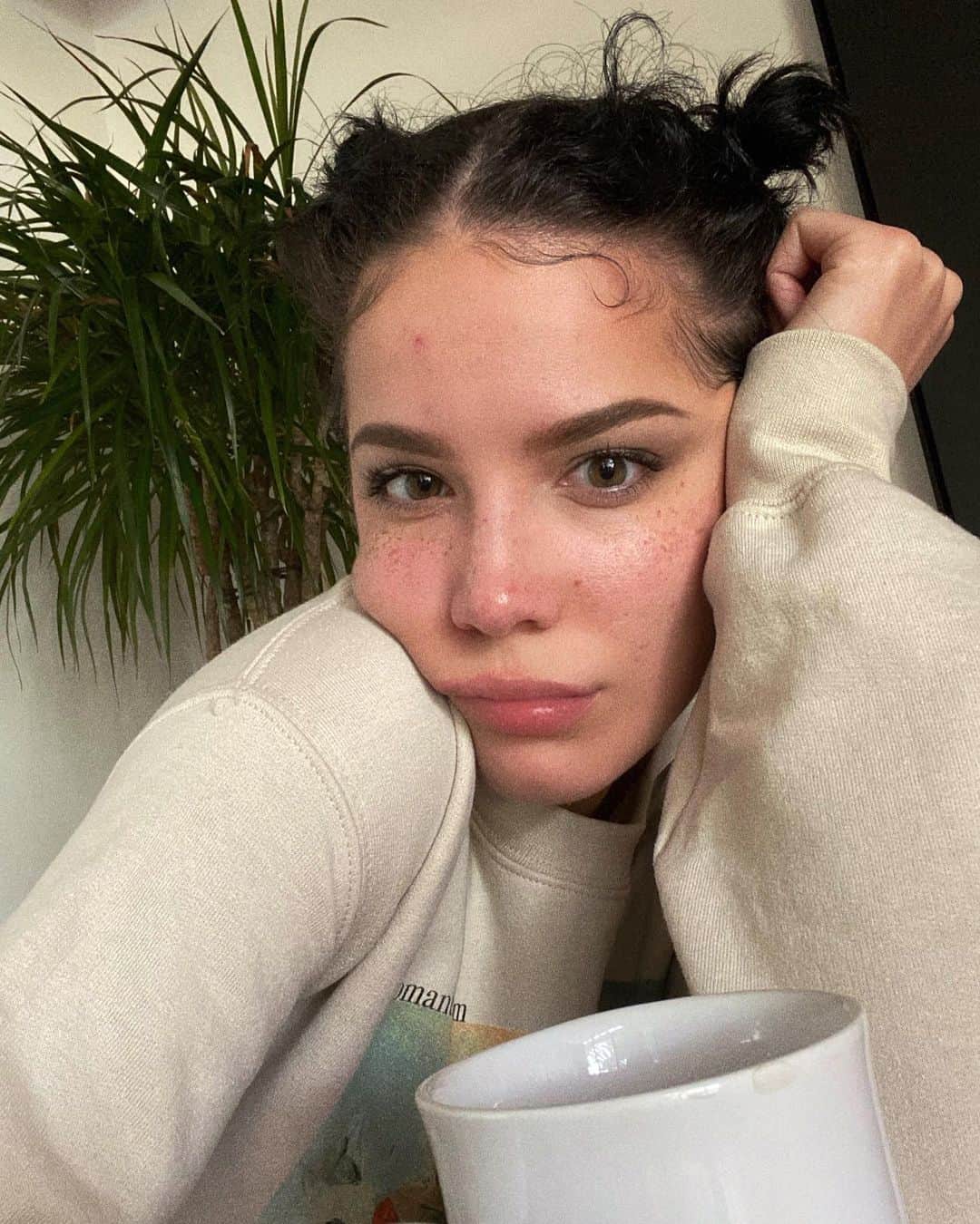 Halseyのインスタグラム：「a tiny bear craving excitement.」