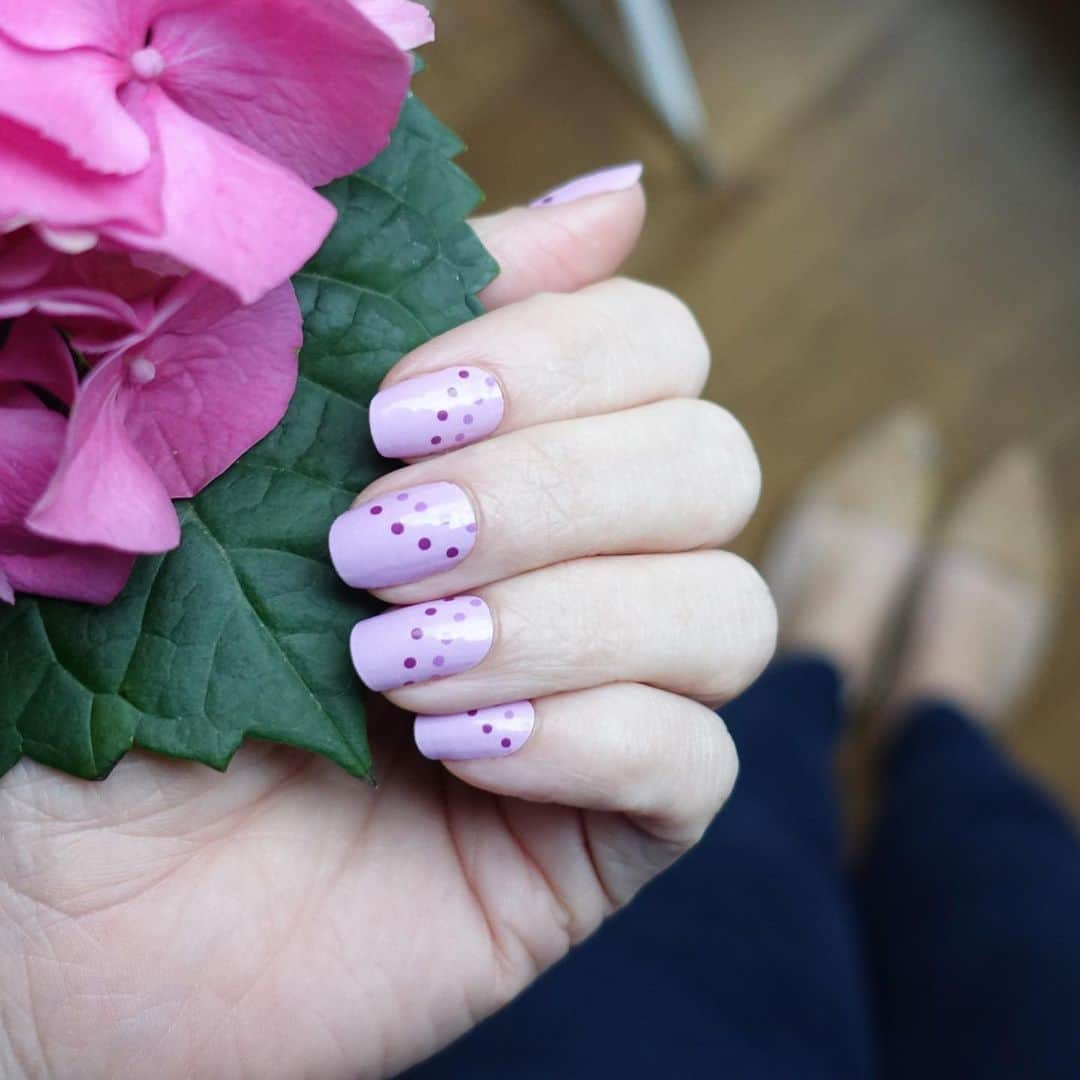 Jamberryさんのインスタグラム写真 - (JamberryInstagram)「Show mama (or any woman in your life) how much you love her with new designs in the Jamberry Mother’s Day Collection 🌹 New Gel Strip, new Lacquer Strip, and two new Nail Wraps. Swipe 👉🏻 to see what’s new!  Featured: #flowersforherjn (Lacquer Strip) || #rosewerethedaysjn (Gel Strip) || #mothermayjn (Nail Wrap) || #plaidposiejn (Nail Wrap)  #jamberry #jamberrynails #jamberrygelstrips #jamberrylacquerstrips #jamberrynailwraps #mothersday #mom #mothersdaynails」4月14日 5時37分 - jamberry