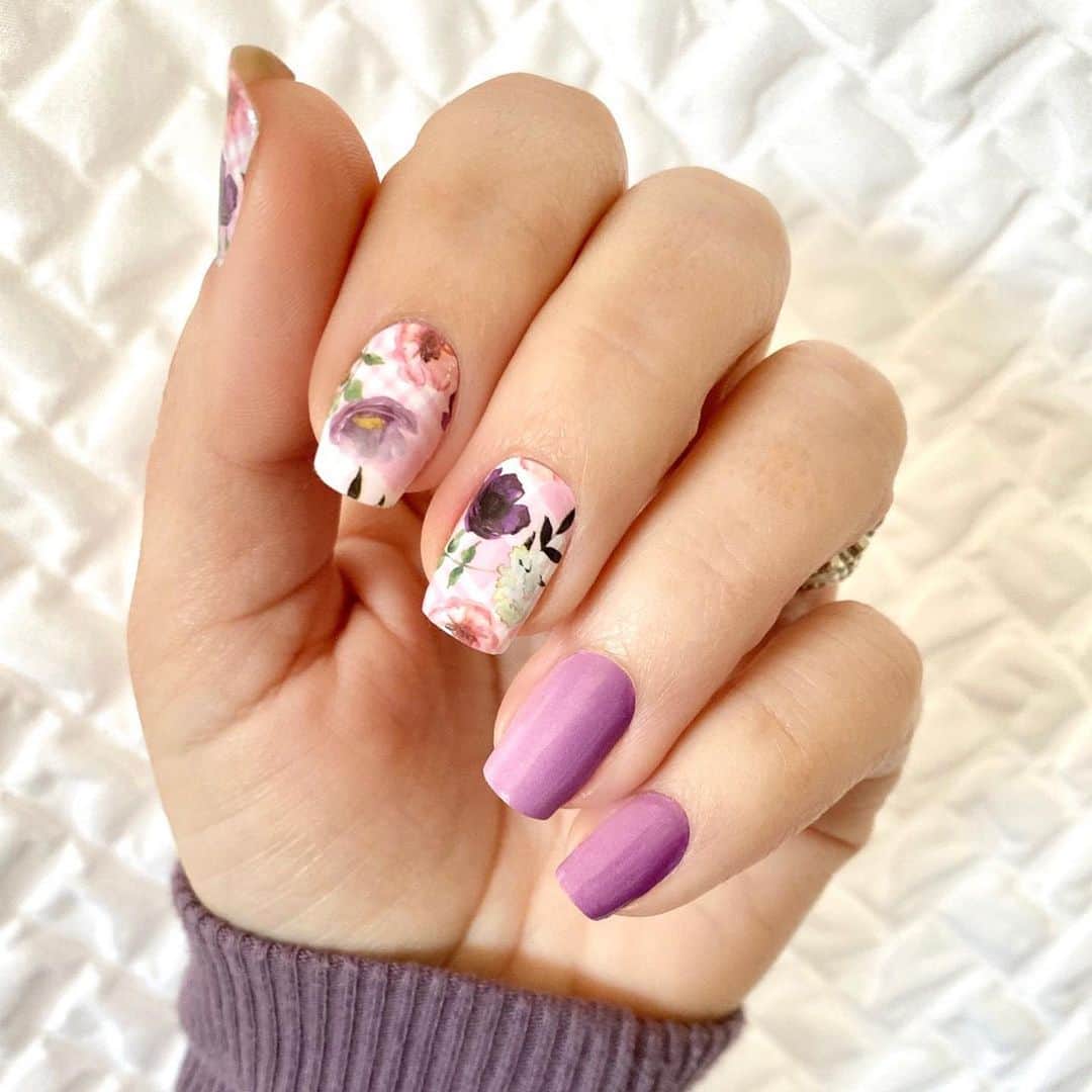 Jamberryのインスタグラム：「Show mama (or any woman in your life) how much you love her with new designs in the Jamberry Mother’s Day Collection 🌹 New Gel Strip, new Lacquer Strip, and two new Nail Wraps. Swipe 👉🏻 to see what’s new!  Featured: #flowersforherjn (Lacquer Strip) || #rosewerethedaysjn (Gel Strip) || #mothermayjn (Nail Wrap) || #plaidposiejn (Nail Wrap)  #jamberry #jamberrynails #jamberrygelstrips #jamberrylacquerstrips #jamberrynailwraps #mothersday #mom #mothersdaynails」
