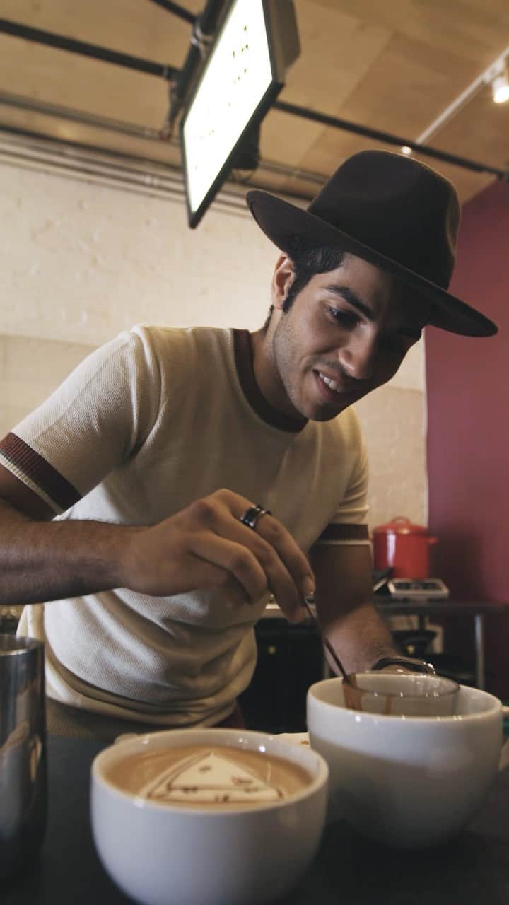 メナ・マスードのインスタグラム：「Tried making a pizza out of...coffee!? Thanks to @melaquino for sharing some knowledge & expertise on the @evolvingvegan North America tour!」
