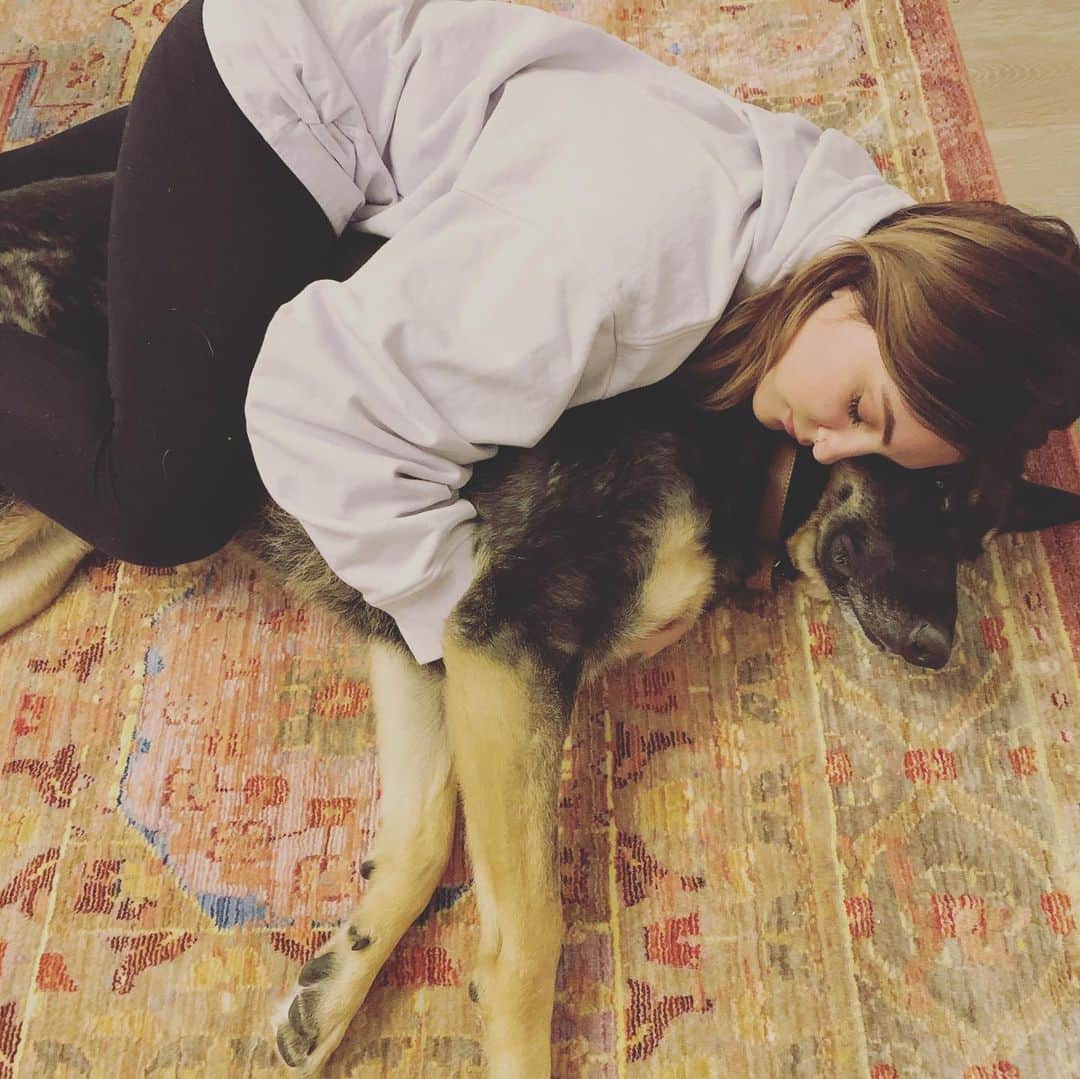 Julia Michaelsのインスタグラム：「She loves me I swear 😅 swipe for a surprise 😘」