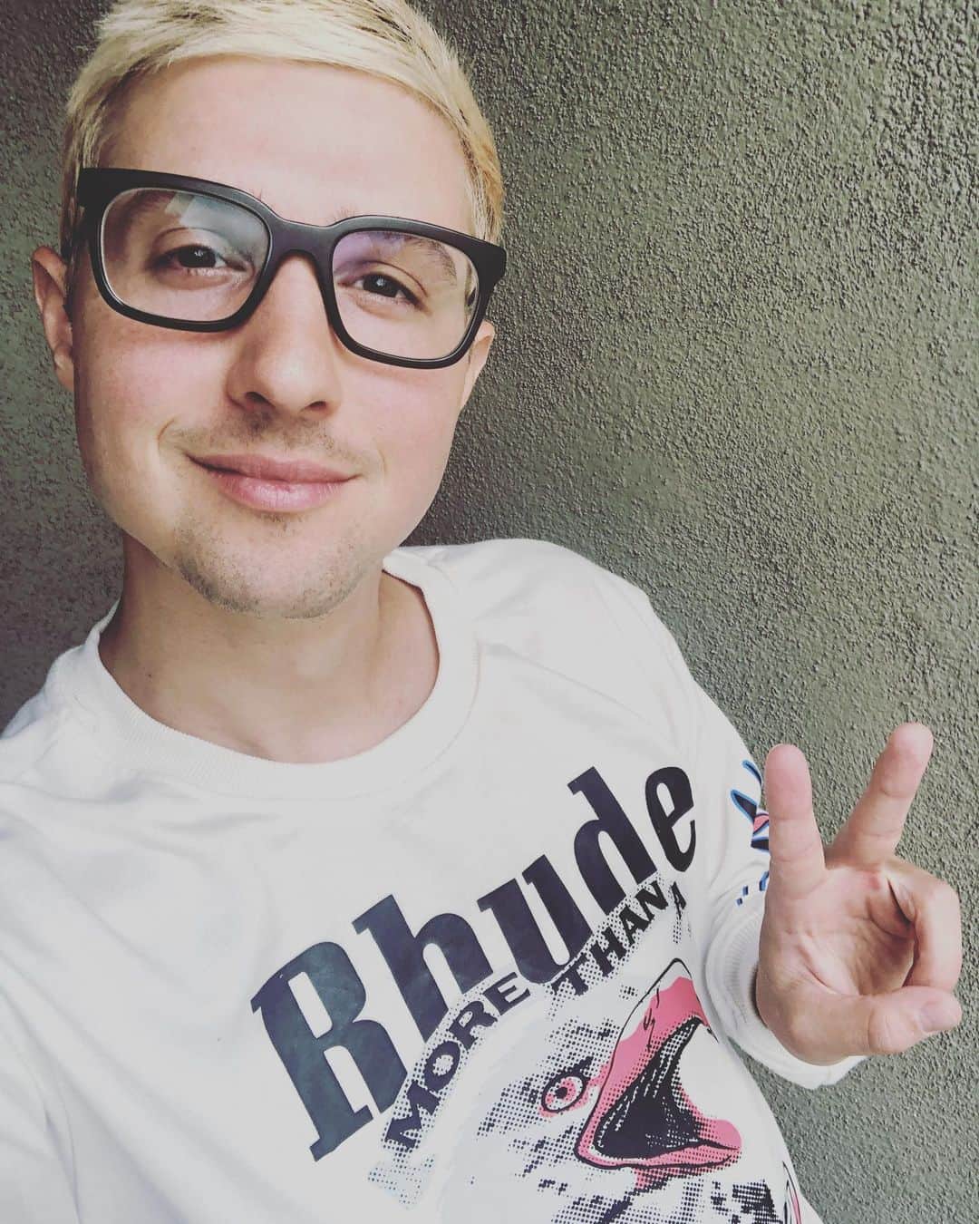 のインスタグラム：「Don’t be rhude! Stream Too Much! ... and... and stay inside.😷」