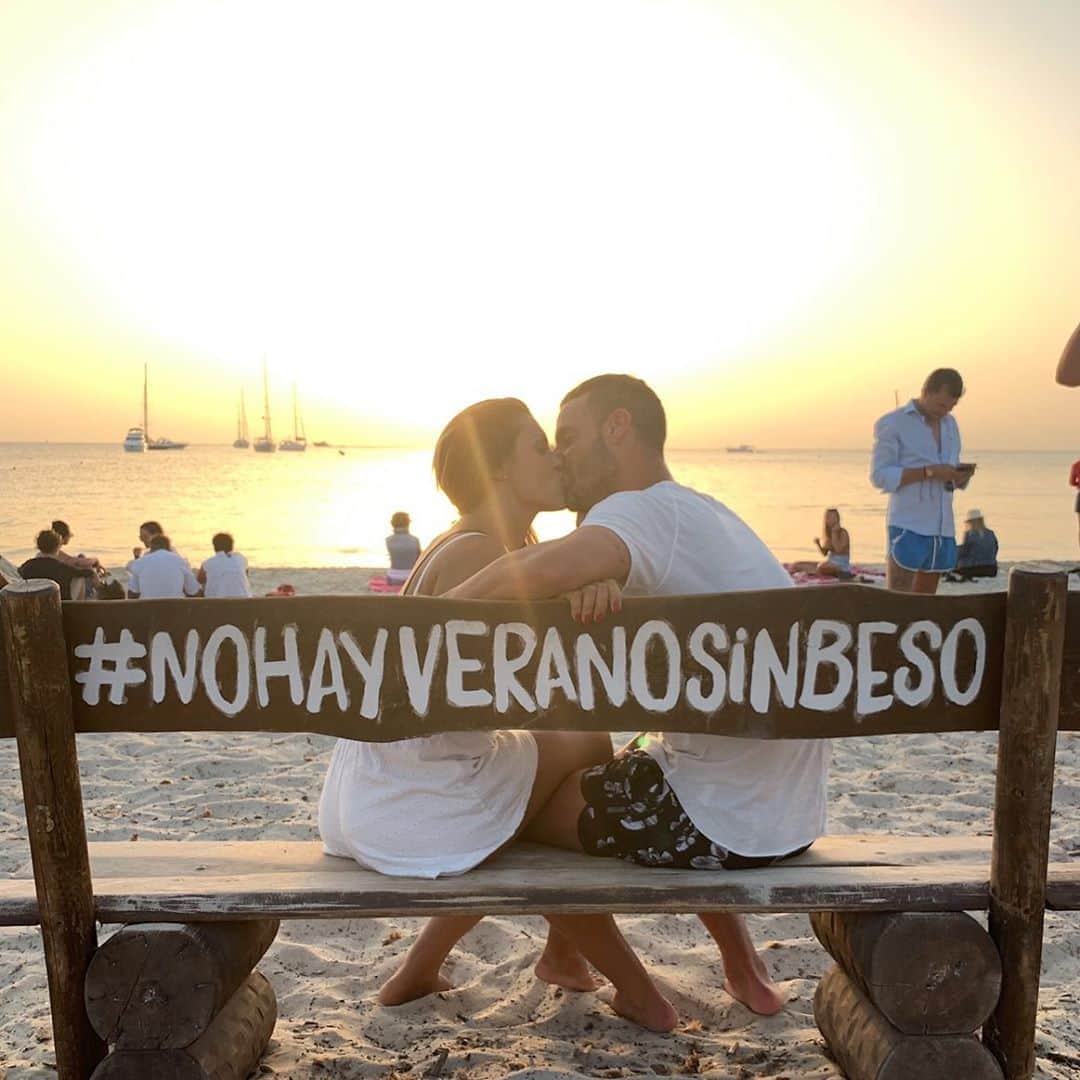 ロベルト・ソルダードのインスタグラム：「Día internacional del beso! Que nunca se acaben 😘」