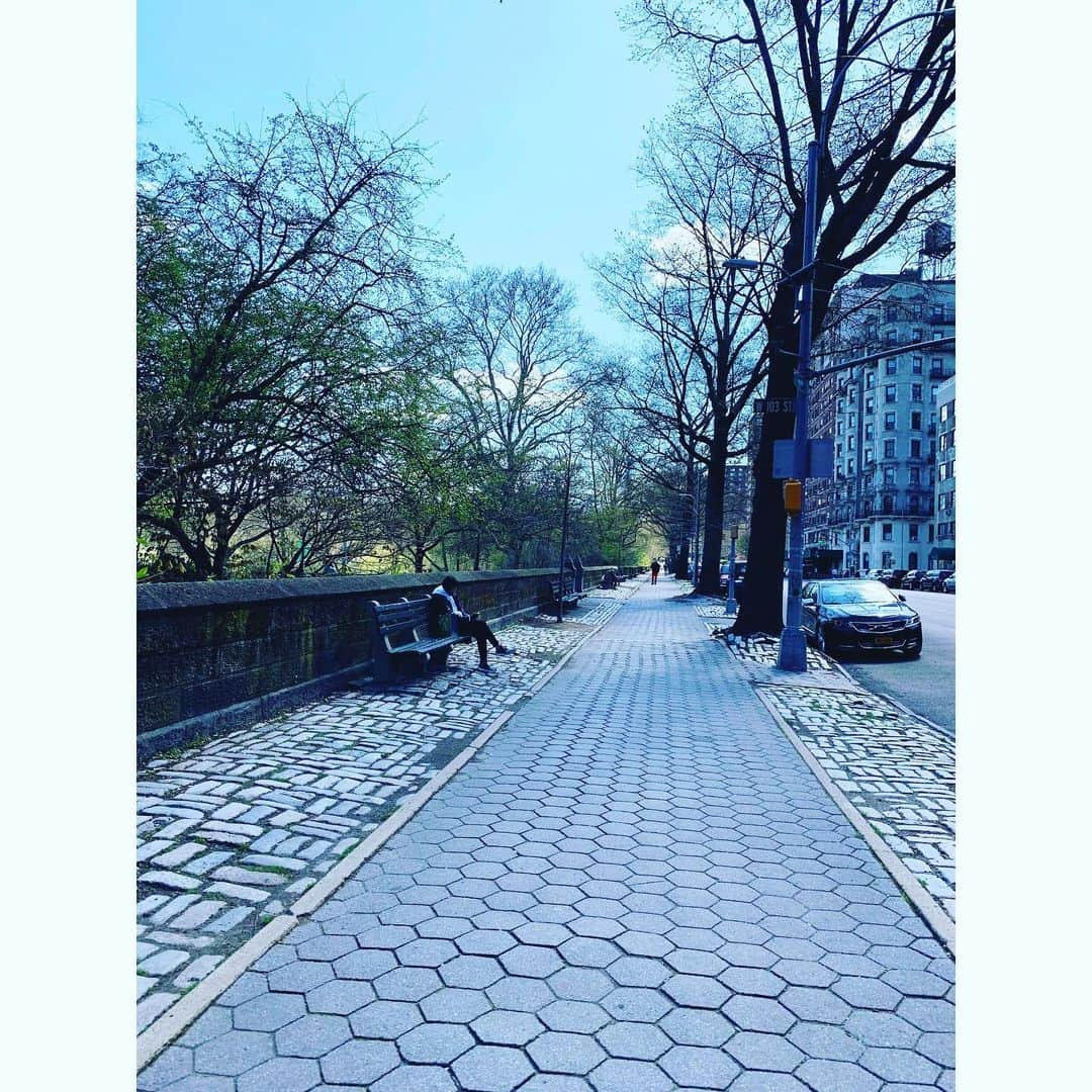 小山田サユリさんのインスタグラム写真 - (小山田サユリInstagram)「I am watching the NY governor Andrew Cuomo regular press conference every morning.  NY is still in the darkness and many fears now and future...Actually, I am really afraid...but I felt a ray of hope today... Yes, we understand There is No on/off switch There is No short-term point to declare “It’s over” There are points of resolution over time... Without regard to race, religion and gender (and age)... Let’s keep  Stay home Stop the spread Save lives  #thankshealthheroes #stayhome #stopthespread  #savelives  #istayhomefor #newyorktough  私は毎朝、ニューヨーク州知事アンドリュー クオモ氏の定例記者会見を見ています。 ニューヨークはまだ暗闇にあり、多くの恐れが今もこの先もあります…正直、私も本当に恐いです。 けれど、今日の会見の内容からほんの少し一筋の希望の光を感じました。  私たちは、この悲惨な状況には ・オン/オフのスイッチがないこと ・「終わった」と宣言する短期的なポイントがないこと ・時間の経過とともに解決のポイントがあること も理解しています…  国や人種、宗教、性別(そして、年齢)に関係なく、どうか… 家にいて、 広がりを止めて、 命を救いましょう。」4月14日 6時14分 - sayurioyamada