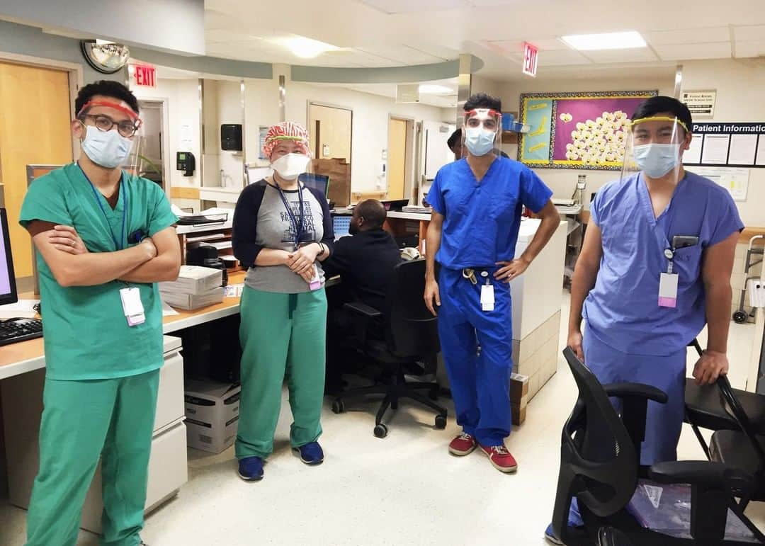 Vogueさんのインスタグラム写真 - (VogueInstagram)「With a shortage of PPE in hospitals, @newyork.calling began making protective face shields with a 3D printer.  Currently, the team has eight printers, all hosted by volunteers. So far, they’ve created 500 face shields and have distributed them to hospitals in Queens, Manhattan, Brooklyn, and the Bronx. Next week, they are on track to double that number and distribute to four more hospitals in the New York area. The group is planning to extend its efforts to include hairnets and KN95 masks that were recently approved by the FDA via a manufacturer in China. They are also in the midst of creating shield-mask prototypes for newborns. Tap the link in our bio to read their story.」4月14日 6時11分 - voguemagazine