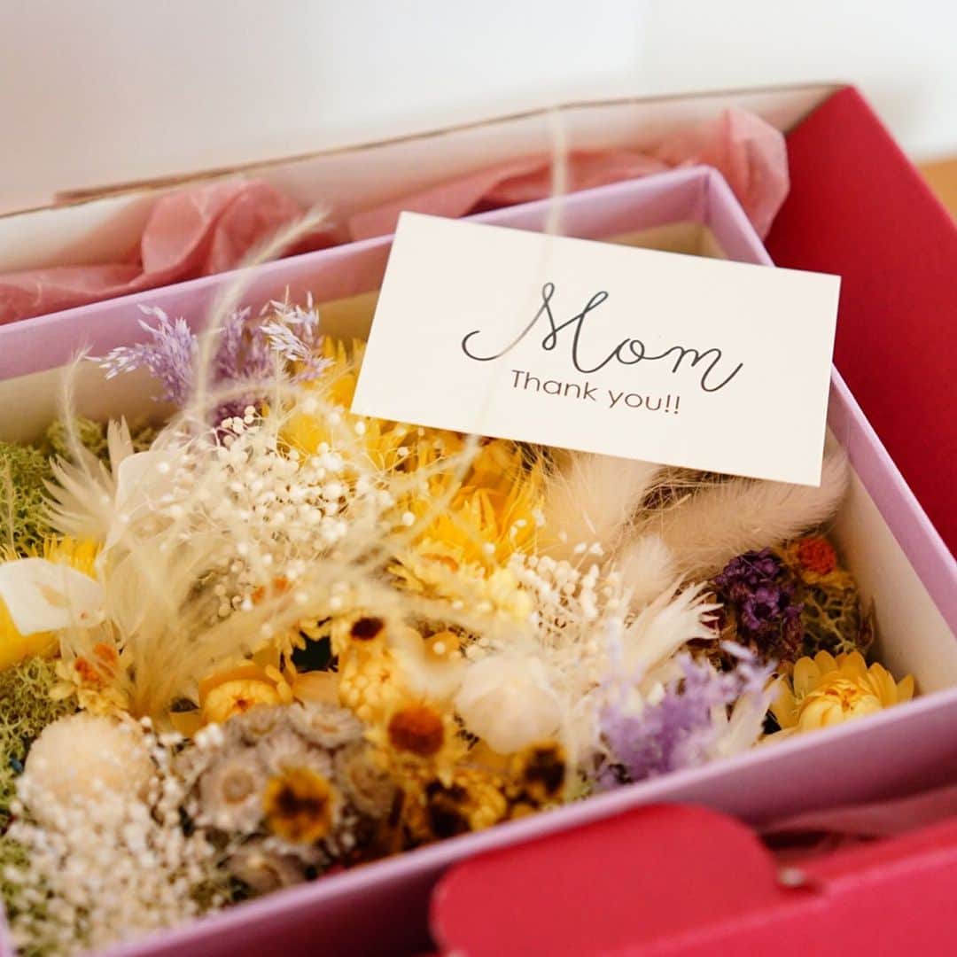 前田有紀さんのインスタグラム写真 - (前田有紀Instagram)「gui @gui.flower の母の日のお花の配送、連日たくさんのご注文ありがとうございます。届いて嬉しい。贈ってよかった。そう感じてもらえるように、心を込めてお作りしていきます。 そのまま長く飾っておけるのフラワーボックスも、たくさんのご注文ありがとうございます。この箱はオリジナルで作ったのですが、箱の色もめちゃくちゃこだわって可愛くできた自信作！ . （以下詳細） . . 【THANKS MOM,ALWAYS!! 母の日限定オリジナルフラワーBOX、たくさんのご注文ありがとうございます！】 . . 今週から受付をスタートしたguiの母の日の贈り物。写真はドライフラワーとプリザーブドフラワーのボックスアレンジメント。生花のブーケとともに、たくさんのご注文をいただいています、本当にありがとうございます。 . guiオリジナルのボックスに、優しいピンクやイエローの花をメインにしてお作りしました。 箱を開けたときに思わず顔から笑みがこぼれてしまう、幸せな気持ちにしてくれるフラワーボックスです。長く飾ってもらいたい、という方におすすめしています。  今年は、guiでは少し早めに母の日のお花の受付・配送をスタートしています！今年は自粛生活をされている方が大半で、いつもと違うこの季節。 『いつもありがとう、いつも想っているよ、私は元気だよ』 例年よりも少しだけ早く、そんな想いを伝えるきっかけを作れたらと思います。 . @gui.flower  #guiflowerdesign  #guiflower」4月14日 6時23分 - yukimaeda0117