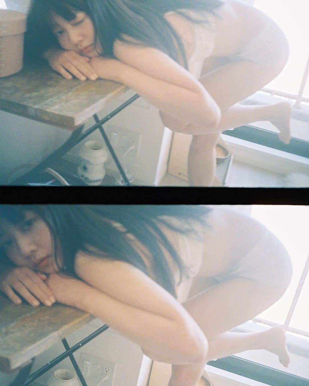 花盛友里のインスタグラム：「そしてもちろんお願いして撮らせてもらうモデルさん達もいるよ♡ 「脱いでみた。」のプロジェクトは、リタッチなしをコンセプトにしているから、（だってシミもそばかすとアザもお腹の線も全部かわいいし自分が生きてきた証だから）それでもいいよってそのコンセプトを理解して賛同してくれるモデルさんが出てくれることがすごく意味があるなぁって思うの。 毎日の撮影ではリタッチの嵐！ でもモデルさんみーんな、朝きたすっぴん姿からすでに美しいのよー。 ほんとに。  だからこそ、ありのままの姿を見せれたらなぁって思ってやっております。  6月に個展を予定してたけど出来なくなって本当に残念。。直接みんなにお見せしたかったな。  だけど、いつか必ず開催するぞー！！ それまでは @nuidemita_hanamori のアカウントで写真公開してるのでぜひ申請してみてくださいませ。  よろしくお願いいたします♡」