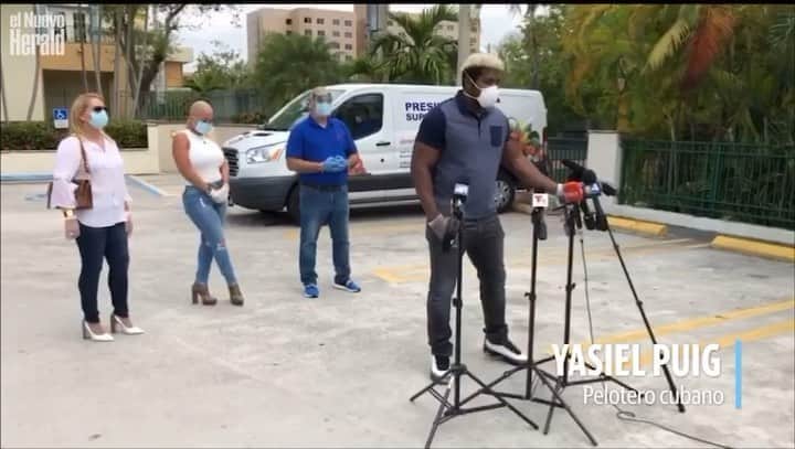 ヤシエル・プイグのインスタグラム：「Lo importante es unirnos como seres humanos y como hermanos para luchar contra esta pandemia. En la unión estará nuestra salvación. • Gracias a #PresidenteSupermarkets aquí en Florida, quienes junto conmigo distribuiremos a 9 instalaciones de @JacksonHealth • Sigan a mi fundación @wildhorsefdn para ver cómo estaremos haciendo nuestra parte en estos tiempos difíciles. Por favor considera donar lo que pueda mandando el text COVID HEROES al número 24365 - - - - - - What’s important is to unite as human beings and as brothers to fight this pandemic. In this union will be our salvation. • Thanks to #PresidenteSupermarkets in Florida, who together with me will distribute to 9 @JacksonHealth facilities • Follow my @wildhorsefdn foundation to see how we will be doing our part during these difficult times. Please consider donating what you can by sending the text COVID HEROES to number 24365 • 🎥: @elnuevoherald」