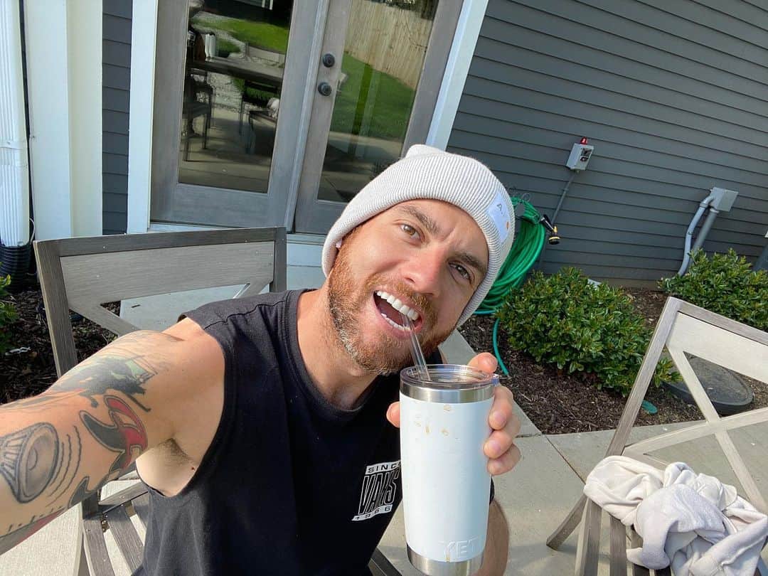 リアン・ドーソンのインスタグラム：「homemade cold brew consumption is WAY up since the ole q-tine. as is alcohol consumption honestly. and water too, so LAY OFF ME INSTA-DOCTORS.」