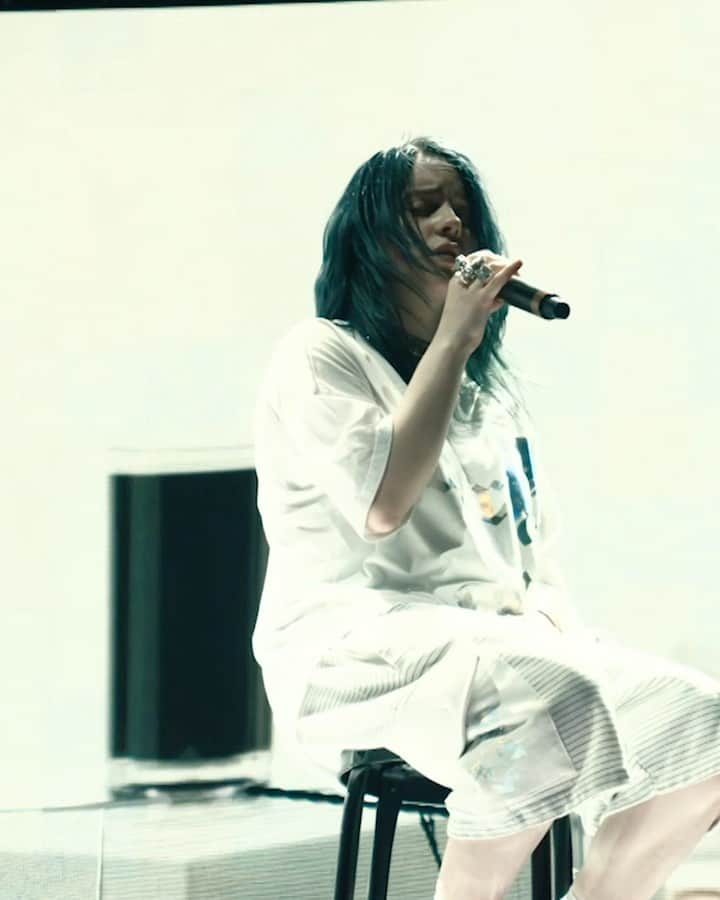 コーチェラのインスタグラム：「This party's never over @billieeilish 🖤 Watch her full 2019 performance of "when the party's over" at the link in bio #CoachellaDoc」