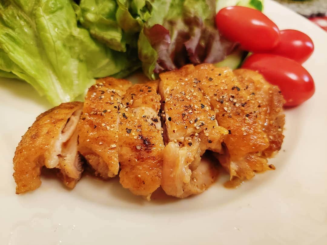 葉山いくみのインスタグラム：「今日の晩ごはんはチキンステーキ🐔  #おうちごはん」