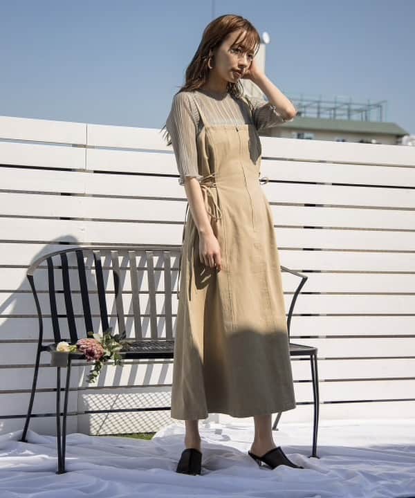 ミスティウーマンさんのインスタグラム写真 - (ミスティウーマンInstagram)「.﻿ APRIL LOOK﻿ アウターを脱いで魅せる﻿ mysty womanの〝春〟﻿ ﻿ ﻿ STYLE4﻿ ﻿ デザイン性の高いジャンパースカートは﻿ シアープリーツのトップスで﻿ レディな着こなしを。﻿ ﻿ ーーーーーーーーーーーーーーーーーーーーーーー﻿ サイドレースアップジャンパースカート﻿ ¥6,900+tax﻿ ［品番：880649］﻿ シアースクエアサンダル﻿ ¥5,900+tax﻿ ［品番：877294］﻿ マーブルオーバルイヤリング﻿ ¥1,500+tax﻿ ［品番：879389］﻿ トップス﻿ ¥2,900+tax﻿ ［coming soon］﻿ ーーーーーーーーーーーーーーーーーーーーーーー﻿ ﻿ #mystywoman #ミスティウーマン #4月 #april #ワンピース #ワンピースコーデ #チュール #大人かわいい #大人かわいいコーデ #大人女子 #大人女子コーデ #サンダル #サンダルコーデ #シアートップス #プリーツ #シアー #ジャンスカ #ジャンパースカート」4月13日 22時03分 - mystywoman_com