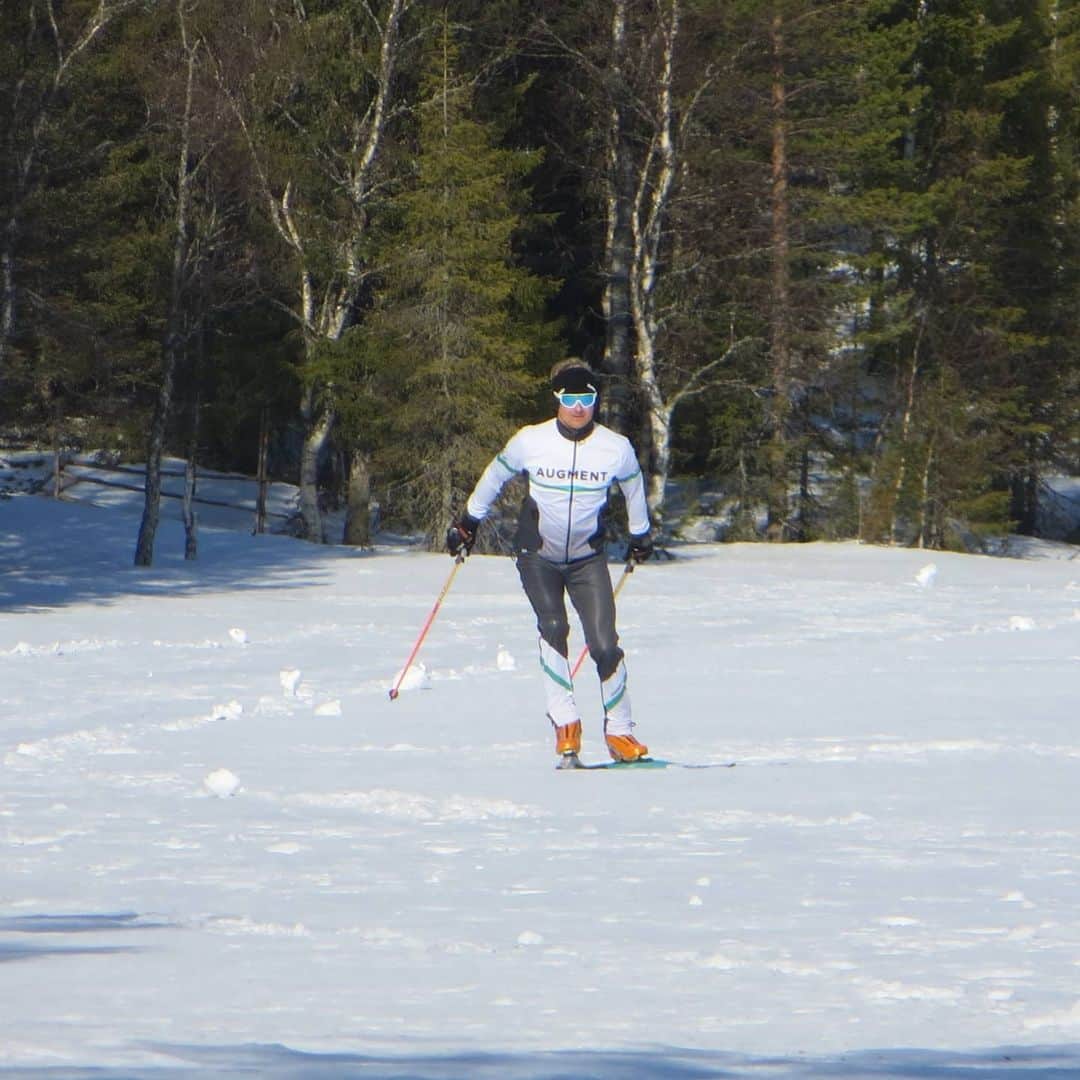 ヘイキ・コバライネンのインスタグラム：「Burning off the Easter eggs 😂 #augmentsports 📸 @catherinekovalainen」