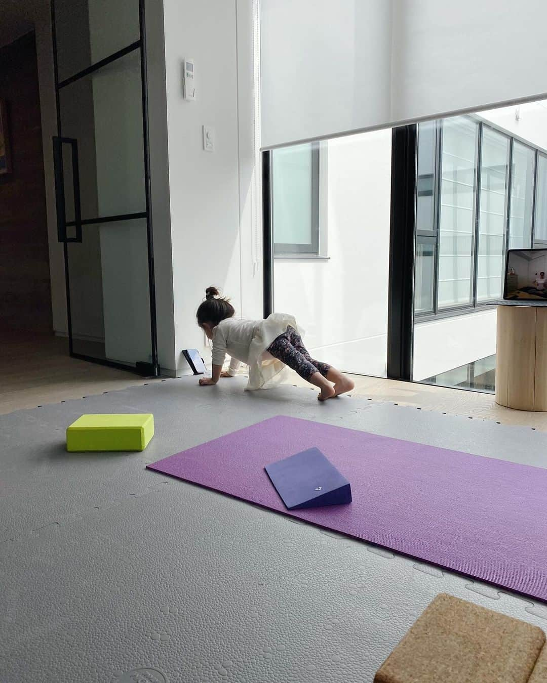 大橋菜央さんのインスタグラム写真 - (大橋菜央Instagram)「Online yoga class🧘‍♀️ . . . リモートワークもオンラインヨガも 以前はなかなか難しいと思っていた事が 必要に迫られると案外できちゃうし そのやり方の良さも見えてくるから面白い✨ . 事態の収束後世の中はどんな風に変わるんだろう🌍 . 写真はオンラインヨガ中に端っこで自主トレ中のMia🏋️‍♂️ . . . #オンラインヨガ #リモートヨガ #stayhome #stayathome #うちで過ごそう #生後26ヶ月 #2歳2ヶ月 #miababyliving #naoliving_yoga」4月13日 22時26分 - naoliving