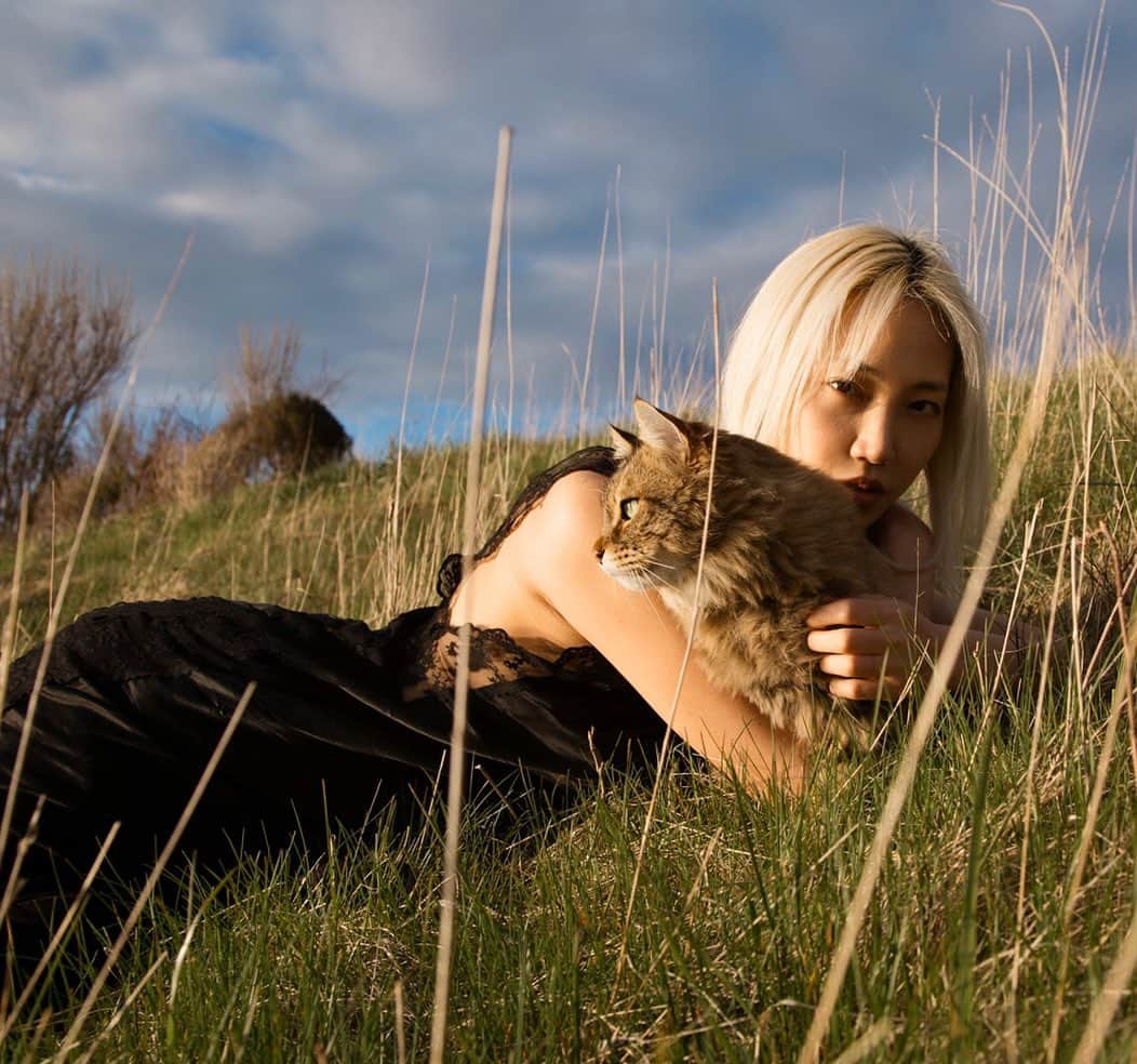 パク ・スジュさんのインスタグラム写真 - (パク ・スジュInstagram)「Meow! Happy belated #nationalpetday—me & my furry lumps for @crfashionbook shot by @dafstudio 🦁」4月13日 22時27分 - soojoo