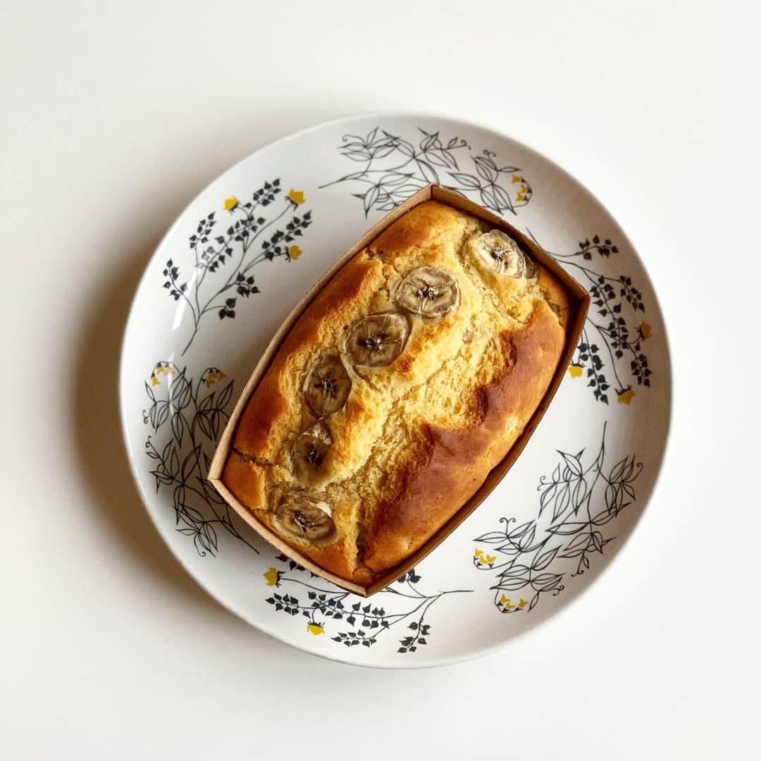 佐藤友子さんのインスタグラム写真 - (佐藤友子Instagram)「昨日は息子(小4)とバナナケーキを焼いてみました。 ﻿ ﻿ ホットケーキミックスに牛乳、卵、はちみつ、サラダ油少々、カットしたバナナを混ぜて型に流し込んで焼いただけ。﻿ 最後の輪切りバナナのトッピングは息子作。 ﻿ ・ボウル内で材料をかきまぜるとき﻿ ・オーブンのなかで膨らみはじめるとき﻿ ﻿ このふたつの瞬間というか工程に、わたしの場合はなにかの快感原則があることが分かったんですが、このふたつを仕事のプロセスに置き換えてみると、「どこ」と「どこ」の地点に当たるんだろう？なんて、いちいち考えてみたりするのがまた好きです。﻿ ﻿ なにはともあれ、ホットケーキミックス万歳です。﻿ わたしに簡単おやつにチャレンジする動機付けをくれた存在😌﻿ ﻿ 次は豆乳にかえてつくってみようかな。﻿」4月13日 22時29分 - tomokosato_hokuohkurashi