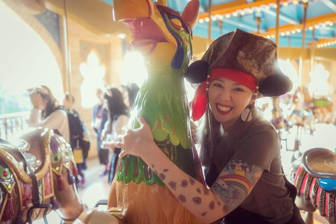 サイモンとマルティナのインスタグラム：「Would you like another slice of throwback-happiness-pie? Well okay! Look at that stupid, happy grin I have on my face. I really wanted to sit on that particular merry-go-round animal, and was THRILLED to actually get it 🎠 Visiting Disneysea (and Disneyland) in Japan is an absolutely delightful experience. It has an infectious happiness starting from the second you arrive. It’s like entering a movie set and when you turn a corner, that wildly changes the costumes and themes around you. It’s a lot to explore and I’ve learned to take it at my own pace. The first time I ever went, I left my cane at home thinking I could “push through” but oh ho ho was I ever wrong. Ended up leaving in the afternoon from exhaustion, didn’t get the chance to see anything at night. At the time it was difficult for me to face using my mobility aid, but now I see it as just that: an aid made to help me stay mobile. It isn’t an “old” person thing. It isn’t an “uncool” thing. It’s for helping us have more fun and be less stressed :) Last Halloween I had no concerns about being a #babewithamobilityaid and because of that excellent decision, I saw the evening unfold and it was gorgeous. Caught the sunset. Rode some glittering evening rides. Space Mountain felt EXTRA cool 🎢✨ Anyone else enjoy a good theme park?」