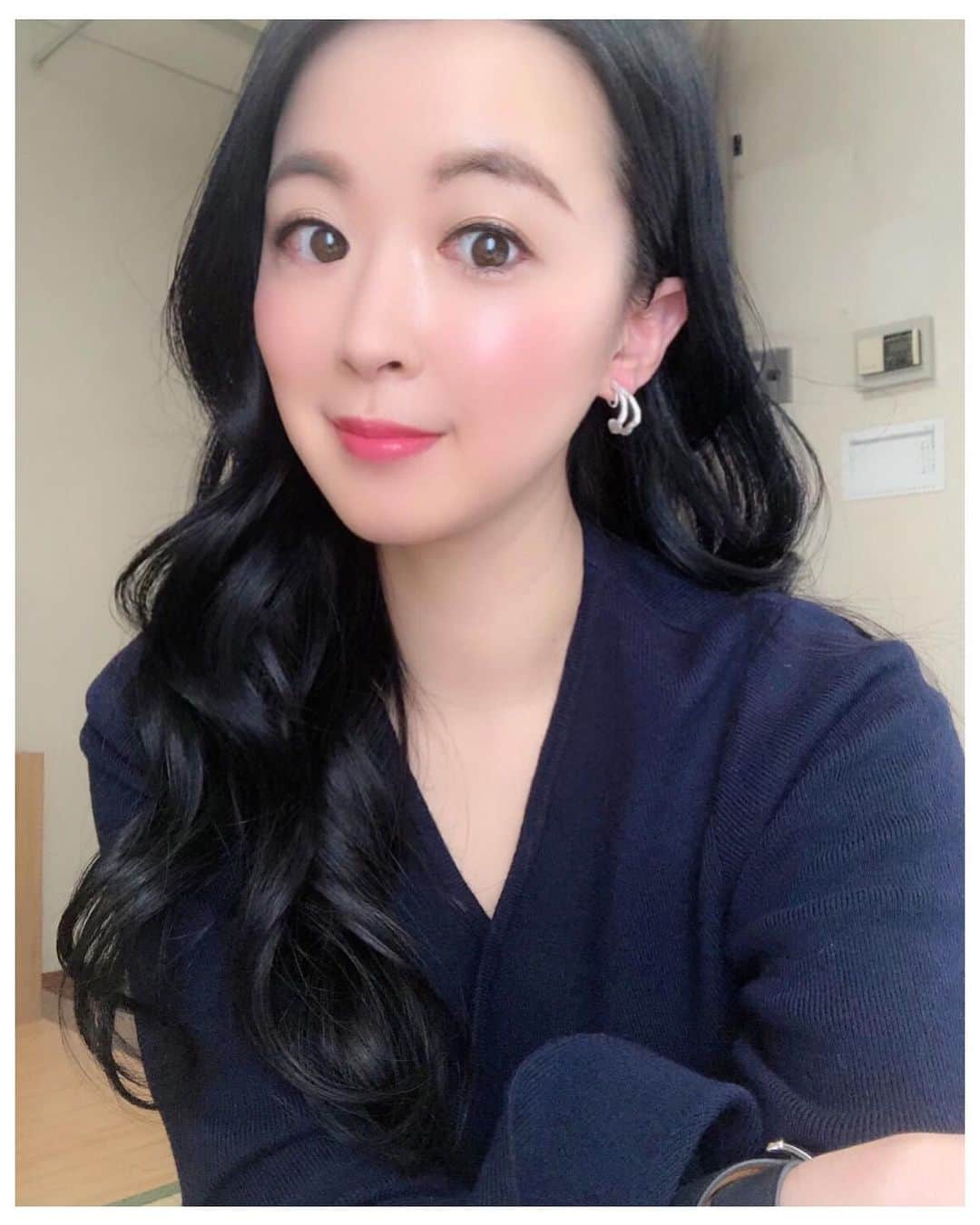 カン・ハンナのインスタグラム：「.﻿ ﻿ ﻿ そういえば、明日15時からNHK Eテレ「NHK短歌」の再放送です😌 ぜひ明日の再放送も見てくださいね❣️　﻿ ﻿ ﻿ ﻿ ちなみにですが、有り難く執筆依頼を色々頂き、短歌の新作もたくさん書いています。掲載されるメディア媒体などは改めてまたお知らせしますので、よろしくお願いいたします💓　﻿ ﻿ ﻿ ﻿ 今の状況を詠むことができて、またその短歌を残すことができて、感謝しなきゃなと思っております。﻿ ﻿ ﻿ ﻿ 読んでくださる方々が前向きになれるような短歌を詠みたいと思いますので、ぜひ各媒体の新作も楽しみにしてくださいね☺️ ﻿ ﻿ ﻿ ﻿ ﻿ ﻿ ﻿ #nhk短歌 #再放送﻿ #短歌 #新作執筆中﻿ #またお知らせします﻿ #おうち時間 #充実しています　﻿ #頑張りましょうね　﻿ ﻿ ﻿ ﻿」