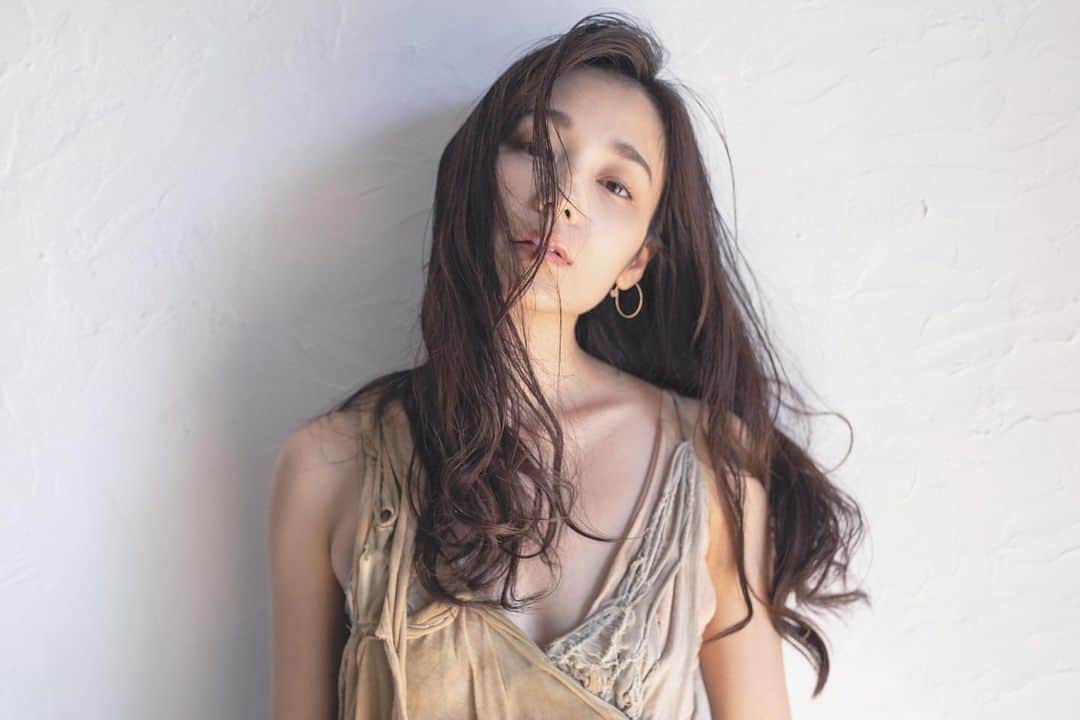 ARAKI SHIROのインスタグラム：「good night.. . . . ph @yuta_matsukizono  md @kana_kuraki  costume by me . . . . #ARAKISHIRO#FUKUOKA#portrait#portraitphotography#photography#costume#costumedesign#fashion#fashionphotography#couture#hautecouture#contemporaryart#darkbeauty#model#pr0ject_soul#pr0ject_uno#humanedge#theportraitpr0ject#portraitmood#sombrebeiegs#sombresociety#_bodyart_#福岡#ポートレート#モデル#被写体#衣装#コスチューム#ドレス#アラキシロウ」