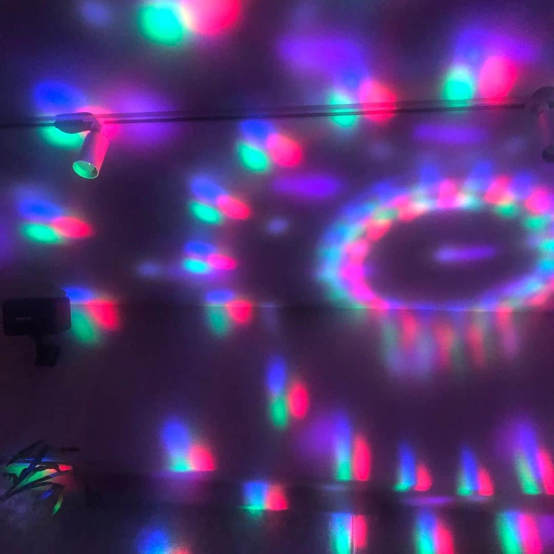 いとうせいこうのインスタグラム：「家をディスコにするLEDライト届いた。安いけど音に反応するんだぜ。」