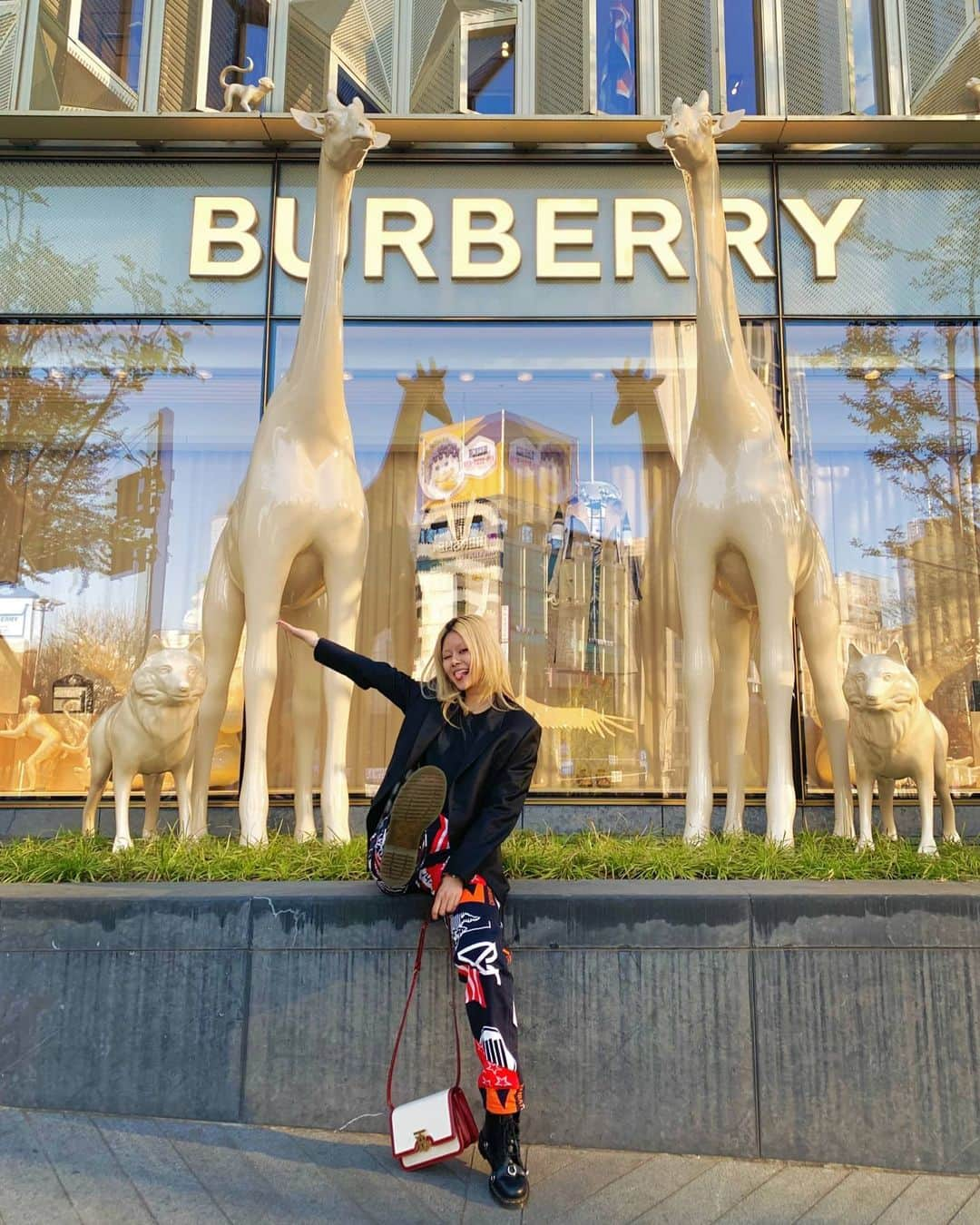 アン・アルムさんのインスタグラム写真 - (アン・アルムInstagram)「burberry between riccardo new kingdom 2020」4月13日 22時45分 - ahnahr