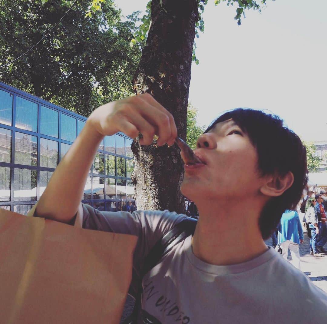 古市憲寿さんのインスタグラム写真 - (古市憲寿Instagram)「オランダでハーリング食べてるとこ。　#写真旅行 #2018年」4月13日 22時57分 - poe1985