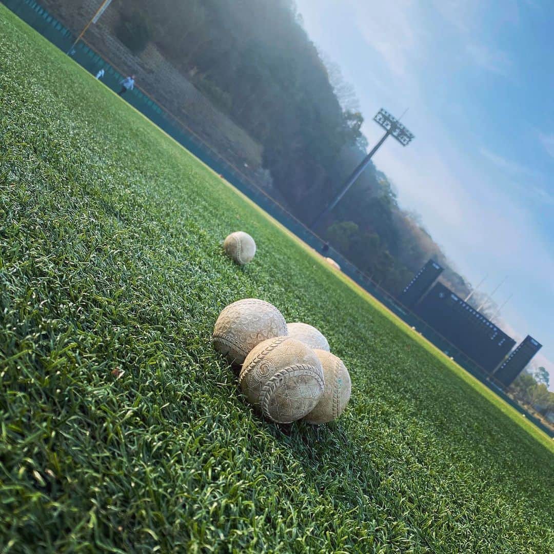 上杉あずさのインスタグラム：「. We want to play BASEBALL! We want to watch BASEBALL! . 野球にまつわること考えていると少しだけ満たされることに気がついた！野球YouTube見たり、野球の原稿ネタ考えたり、ラジオの野球トーク考えたり、トレーニングしたり…⚾️ もちろん、まだまだ足りないけど、しばらくは身の回りで発信できる受信できる野球を満喫しよう！！！ 何かアイデアがあったら教えてください笑。私も日々模索中です❣️ #baseball #sports #play #watch #action #youtube #Instagram #twitter #date #tv #radio #communication #try #positive #fukuoka #japan #world」