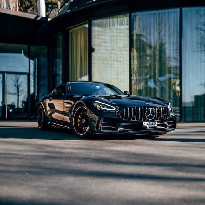 Mercedes AMGさんのインスタグラム写真 - (Mercedes AMGInstagram)「[Kraftstoffverbrauch kombiniert: 12,4 l/100 km | CO₂-Emissionen kombiniert: 284 g/km | amg4.me/efficiency-statement | Mercedes-AMG GT R Coupé]  Just as beautiful in the driveway as on the streets. 📸 @blekoshots with @zn.amg.gtr  #StayHome #StayHealthy #MercedesAMG #AMGGTfamily #AMG」4月13日 23時00分 - mercedesamg