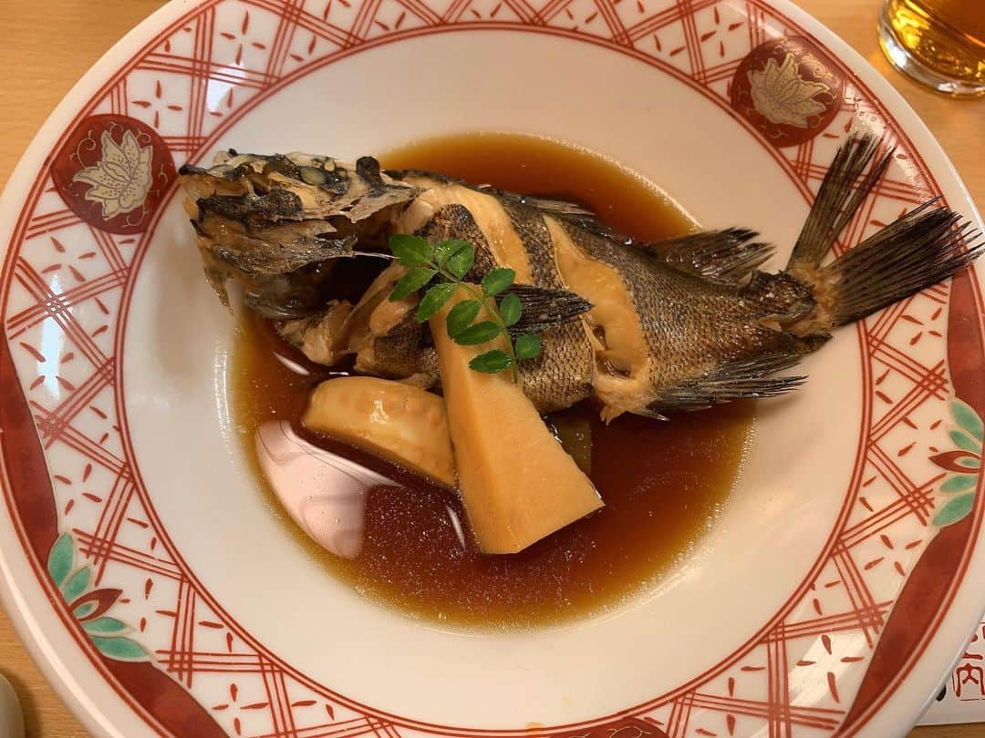 日下裕江さんのインスタグラム写真 - (日下裕江Instagram)「日生 -ひなせ-  最近TVでも話題になっている 『カキオコ』の街♪  子供の頃よく食べてた カキオコ（牡蠣のお好み焼き）🦪😋💕 岡山県の日生は 牡蠣の養殖が日本で第３位✨ なのだ‼︎ ここの牡蠣で当たった事あるけど😅 それでも大好きで今でも食べます。笑  昔は父の船でここからよく海釣りへ行ったり🚤🎣 牡蠣イカダの上に乗って釣りをしてました🎣 タコも釣ってた🐙  だから思い出の場所✨  この場所の匂い全てが懐かしくてホッとするんだよね💓  そして、日生と言えば、 ここら辺で1番美味しい割烹のお店『上内』さん✨  叔父と昔、一緒に料理修行してた上内さんの腕前はピカイチです✨  父が取って来た『ワラビ』を美味しく調理してくれました🔪  いつも何を食べても美味しい🤤  皆さんも日生へ観光に来た際は、カキオコ🦪もお勧めだけど、是非『上内』にも食べに行ってみて下さい😉💕 ※こちらはまだ桜咲いてます🌸 桜と椰子の木ミスマッチだけれど…笑  #日生 #カキオコ #牡蠣 #牡蠣養殖日本第３位 #牡蠣生産日本第３位 #岡山グルメ #故郷 #地元 #思い出の地 #思い出の場所 #波の音が心地よい」4月13日 23時16分 - hiroe___h
