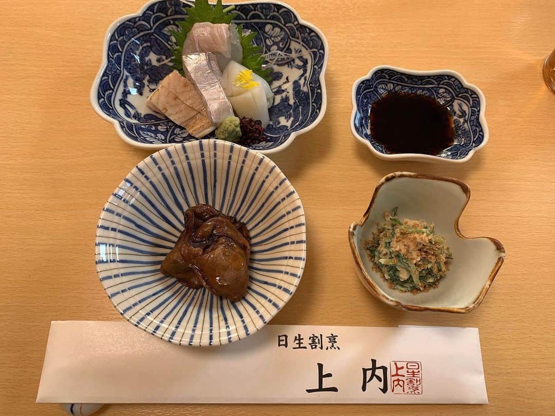 日下裕江さんのインスタグラム写真 - (日下裕江Instagram)「日生 -ひなせ-  最近TVでも話題になっている 『カキオコ』の街♪  子供の頃よく食べてた カキオコ（牡蠣のお好み焼き）🦪😋💕 岡山県の日生は 牡蠣の養殖が日本で第３位✨ なのだ‼︎ ここの牡蠣で当たった事あるけど😅 それでも大好きで今でも食べます。笑  昔は父の船でここからよく海釣りへ行ったり🚤🎣 牡蠣イカダの上に乗って釣りをしてました🎣 タコも釣ってた🐙  だから思い出の場所✨  この場所の匂い全てが懐かしくてホッとするんだよね💓  そして、日生と言えば、 ここら辺で1番美味しい割烹のお店『上内』さん✨  叔父と昔、一緒に料理修行してた上内さんの腕前はピカイチです✨  父が取って来た『ワラビ』を美味しく調理してくれました🔪  いつも何を食べても美味しい🤤  皆さんも日生へ観光に来た際は、カキオコ🦪もお勧めだけど、是非『上内』にも食べに行ってみて下さい😉💕 ※こちらはまだ桜咲いてます🌸 桜と椰子の木ミスマッチだけれど…笑  #日生 #カキオコ #牡蠣 #牡蠣養殖日本第３位 #牡蠣生産日本第３位 #岡山グルメ #故郷 #地元 #思い出の地 #思い出の場所 #波の音が心地よい」4月13日 23時16分 - hiroe___h
