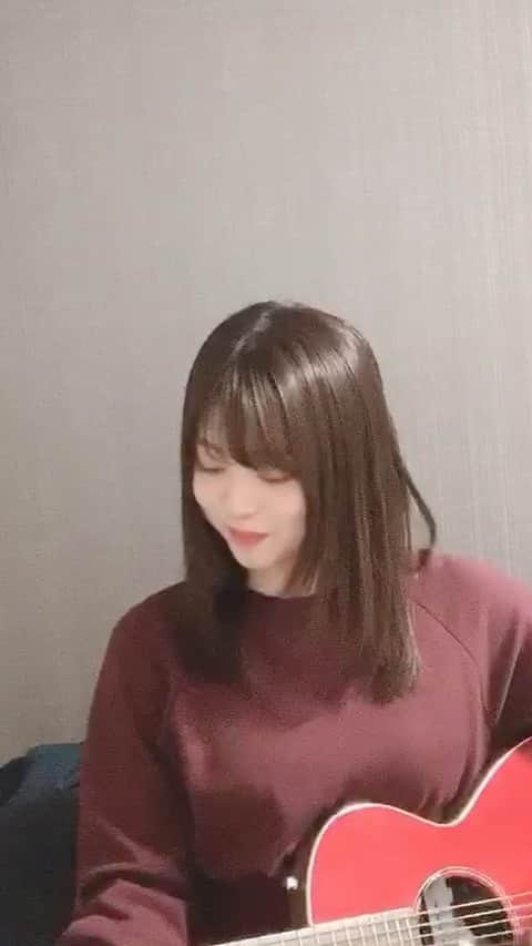 鈴木このみのインスタグラム：「久しぶりにこの曲を弾き語ってみました。なのでちょっと緩めですが、ご愛嬌で…！🙏😂 Love is MY RAIL。 お家にいる皆に、少しでも愛が届きますように！  It ’s a gift of my song!💐 #music #stayhome #弾き語り動画」