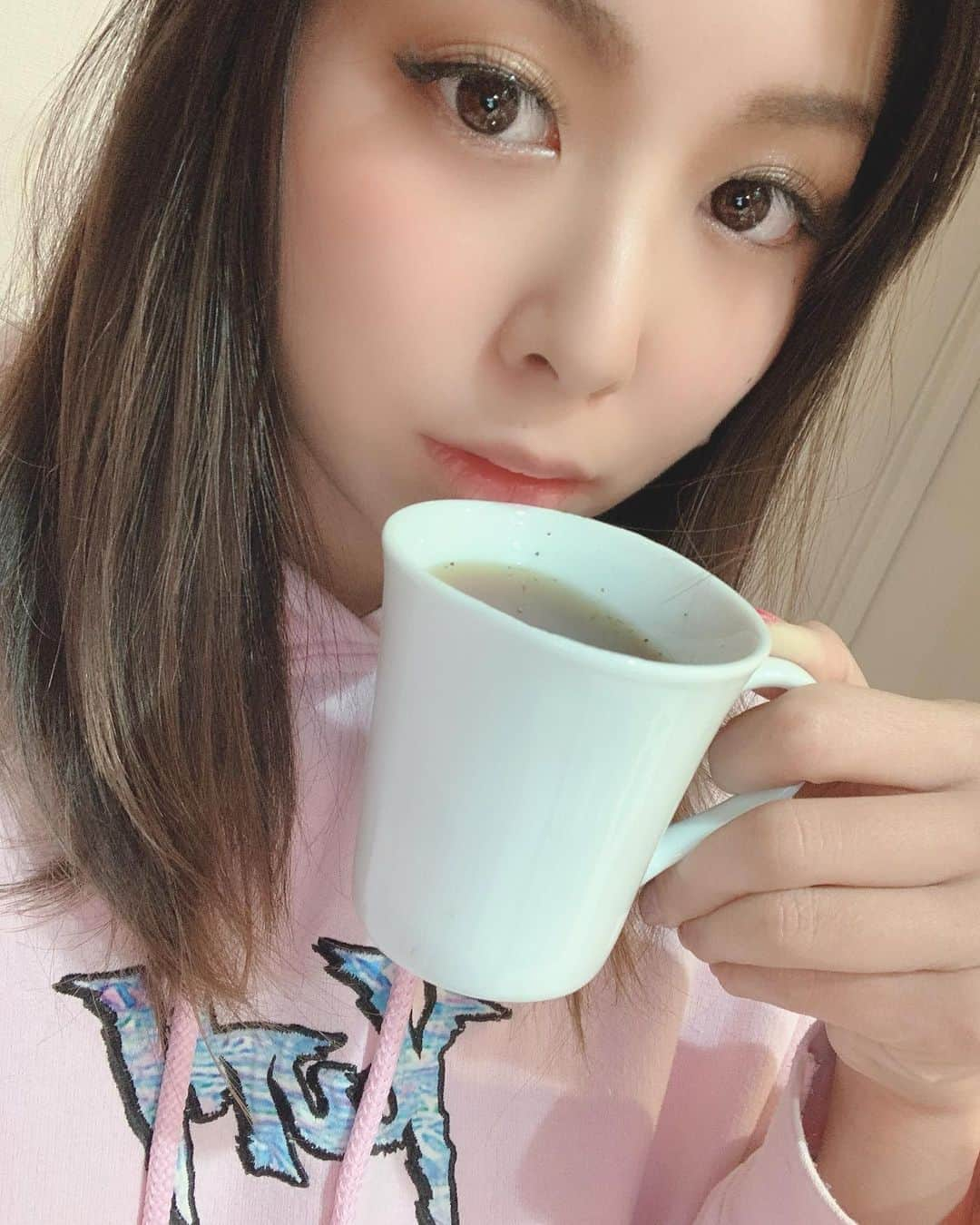 市來杏香さんのインスタグラム写真 - (市來杏香Instagram)「寝る前の一杯🥰 せっかくの #おうち時間 なので、 身体にいい事しようと大分県からゲットしました！❤️ 免疫力高めるためと、 美容に良いと聞いたので  #発酵スープ 試してみましたん！ 生姜入れて飲むと飲みやすくて身体もぽかぽかでいい感じ☕️ #豆麦房 #発酵戦士  #九州遊び行きたいなー😭😭 #はやくいつもの日常が送れますように  同じ写真が4枚付いてたから載せ直し😂🙇‍♂️ コメントくれたみんなごめんね😭😭😭😭😭」4月13日 23時13分 - ichiki_kyoka