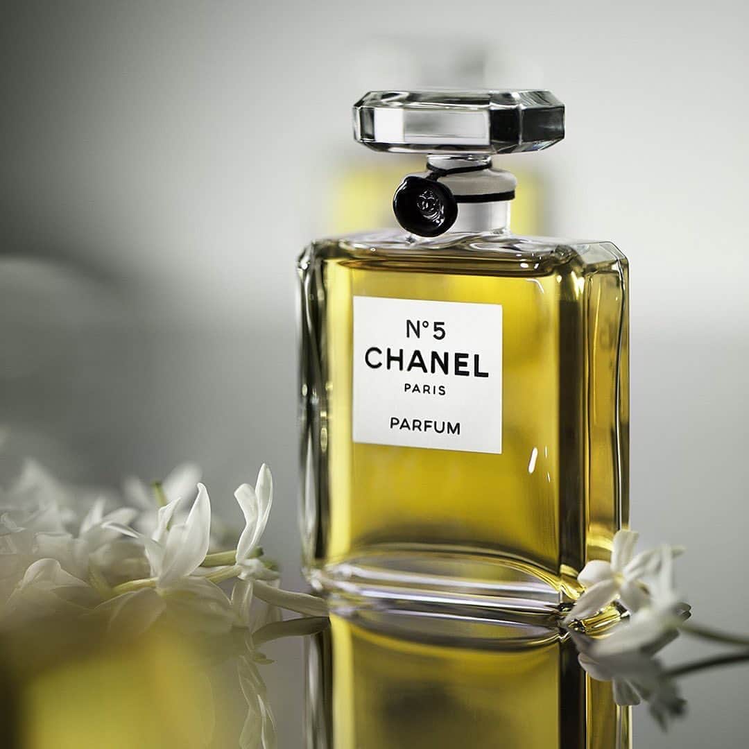 シャネルさんのインスタグラム写真 - (シャネルInstagram)「"In Grasse, this unique jasmine is destined for a unique fragrance: the N°5 Parfum." #StayHome #IAmACHANELFlower #CHANELParfumeur」4月13日 23時13分 - chanelofficial