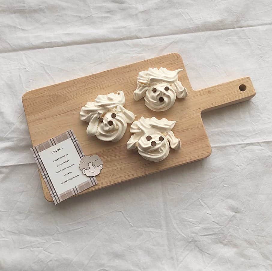 ローリエプレス編集部さんのインスタグラム写真 - (ローリエプレス編集部Instagram)「白いプードルなどのわんわん#メレンゲクッキー を手作りする人が急増中🐩♡﻿ ﻿ メレンゲで作るからクッキーなのに真っ白で見た目もおしゃれで食感もたのしめる美味しいクッキーだよ💕﻿ ﻿ 作る人によって、わんちゃんのお顔も様々でかわいいね♡﻿ ﻿ ﻿ ﻿ ﻿ ﻿ ﻿ Thank you♡ ﻿ @aigsn__ ﻿ @_nc_ivi ﻿ @_pj.101_3 ﻿ @0.16gram ﻿ @_mrn.92 ﻿ @sykchan___ ﻿ @megu_mi0719 ﻿ @neo_____zzz ﻿ ﻿ ﻿ ﻿ ﻿ ﻿ ﻿ ﻿ ﻿ #laurierpress_おうちかふぇ ﻿ ﻿ ﻿ ﻿ ﻿ ﻿ ﻿ ﻿ ﻿ ﻿ ﻿ ﻿ ﻿ ﻿ ﻿ #ローリエプレス #おうちカフェ #手作り #インドア #焼き菓子 #メレンゲ #クッキー #わんわんクッキー #プードルクッキー﻿」4月13日 23時23分 - laurier_press