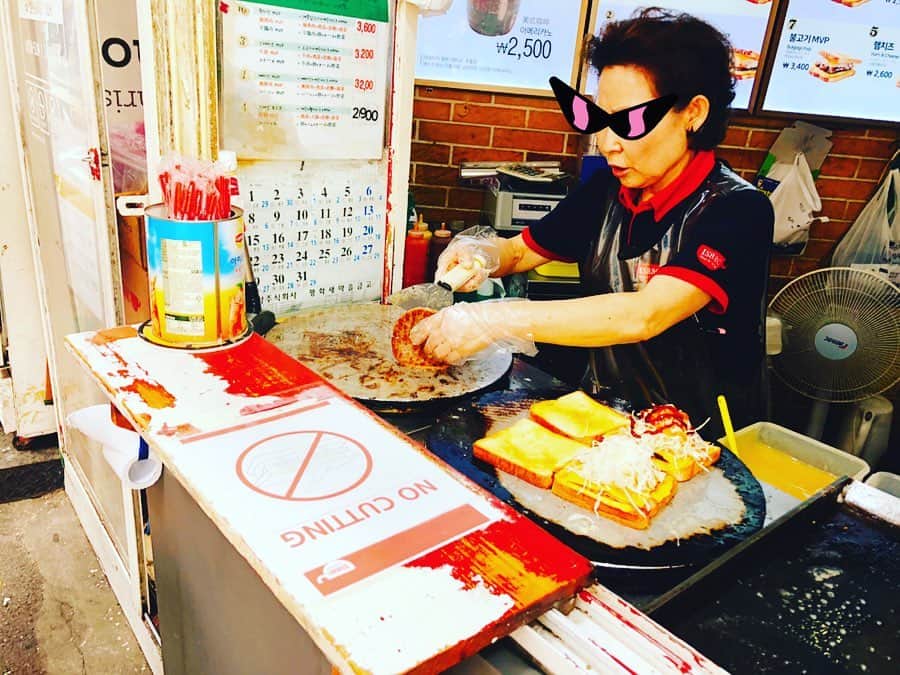 堤太輝さんのインスタグラム写真 - (堤太輝Instagram)「東大門にある『Isaacトースト』 ここ知ってる方、多いんじゃないですかね？？ 見かけるけど食べた事ないとか？ 韓国旅行は短いので1食が大切ですよね✨ 食べたい物も多いですし😁 僕は2日目の朝の1発目ここのトーストとコーヒーからスタートできたら最高ですわねww あ〜〜〜腹減ってきた！ ていうか明日の朝食べたいわ🤤 オシャレなカフェもいいけど片手にトースト片手にコーヒーとB級的グルメ、テ〜〜バッ👍👍😁 東大門で皆様のお気に入り、オススメ教えてくださいね✨ 新たにアップデートして次回の韓国旅行へ活かさせていただきます🙇‍♂️ 皆様もそうでしょう？？ #이삭토스트밀레오레점 #이삭토스트 #Isaacトースト #isaacトーストミリオレ店 #イサックトースト #イサックトースト東大門 #イサックトーストミリオレ #韓国 #東大門 #韓国旅行 #韓国トースト #韓国グルメ #韓国グルメ情報 #韓国好きな人と繋がりたい  #韓国好きな人と仲良くなりたい  #韓国情報 #東大門市場 #東大門グルメ #どりあんず堤とIsaacトースト」4月13日 23時33分 - 223_taiki