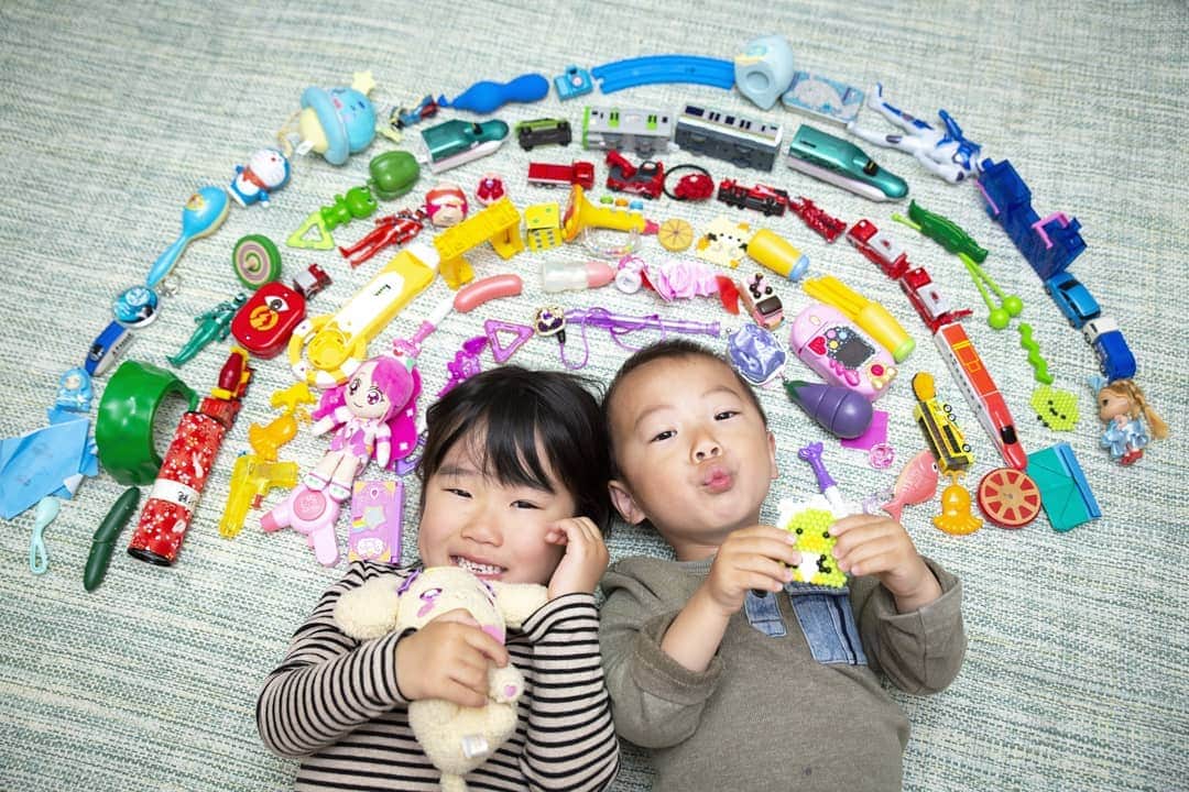 石井寛子のインスタグラム：「水色あつめよう！ 紫が足りないー！！ . . Instagramの投稿でみつけた #おもちゃアート  初挑戦。  家中のおもちゃをひっくり返して 色を探して。 子供たちのほうが夢中で取り組んでくれました♪  時間がある今だからできる遊び。 おうちじかんにぴったり🏠  折り紙作品並べてもキレイ！とのことなので また再チャレンジしま～す！  #stayhoom #rainbow #おもちゃ　#虹 #おうちアート #ねころびアート  #6色　#おうち時間  #2歳差育児 #こどもの日常をもっと写真に」