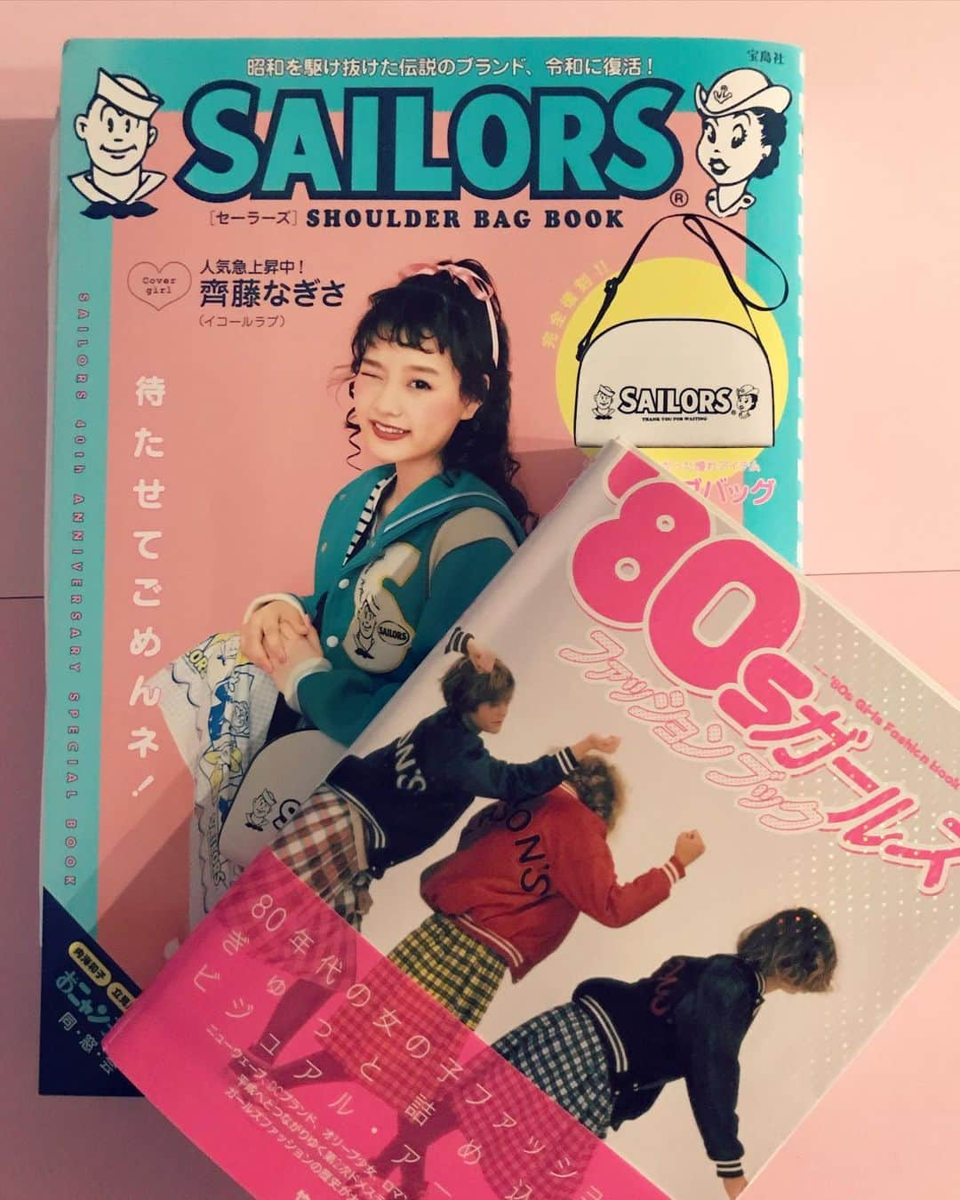 竹村真奈さんのインスタグラム写真 - (竹村真奈Instagram)「『'80sガールズファッションブック』には80年代を象徴する伝説のブランド・セーラーズもたっぷり掲載されてます。オーナー兼デザイナーの三浦さんのインタビューは必見です⚓️ . 昨年発売されたセーラーズの付録つきムックと本書のデザイナーはiroiroincの佐藤ジョウタさん。ちなみに『ヤンキーメイト』も🎌（もちろん企画・編集はわ・た・し💙） . この本を作るために母校の文化服装学院の図書館に入り浸る日々。卒業生の特権フル活用。学生時代を思い出して楽しかったー😂学食も食べた🍛 . #sailors #セーラーズ #三浦静加 #おうち時間 #PERSONS  #80s #80年代ファッション #80sガールズファッションブック  #Japanesefashion #girlsfashion #おニャン子クラブ #夕やけニャンニャン #文化服装学院 #アパレルマーチャンダイジング科 #すみれ会 #オリーブ症状 #dcブランド #newwave」4月13日 23時28分 - takemana