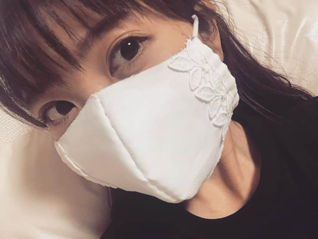 黒田菜月さんのインスタグラム写真 - (黒田菜月Instagram)「きょうも１つ完成😷 #手作りマスク #マスク作り #マスク不足 #外出自粛 #おうち時間 #おうち活動 #おうち充実 #おうち遊び  #ハマるとしつこい  #簡単マスク #簡単マスクの作り方 #立体マスク #顔に跡がつきにくい #メイクがおちにくいマスク  #かわいいマスクが欲しい  #かわいいマスクをつくりたい #stayhome #staysafe  #アナウンサー #女子アナ #マスク作る人 #おしゃれマスク」4月13日 23時50分 - nyaaatsuki_krd