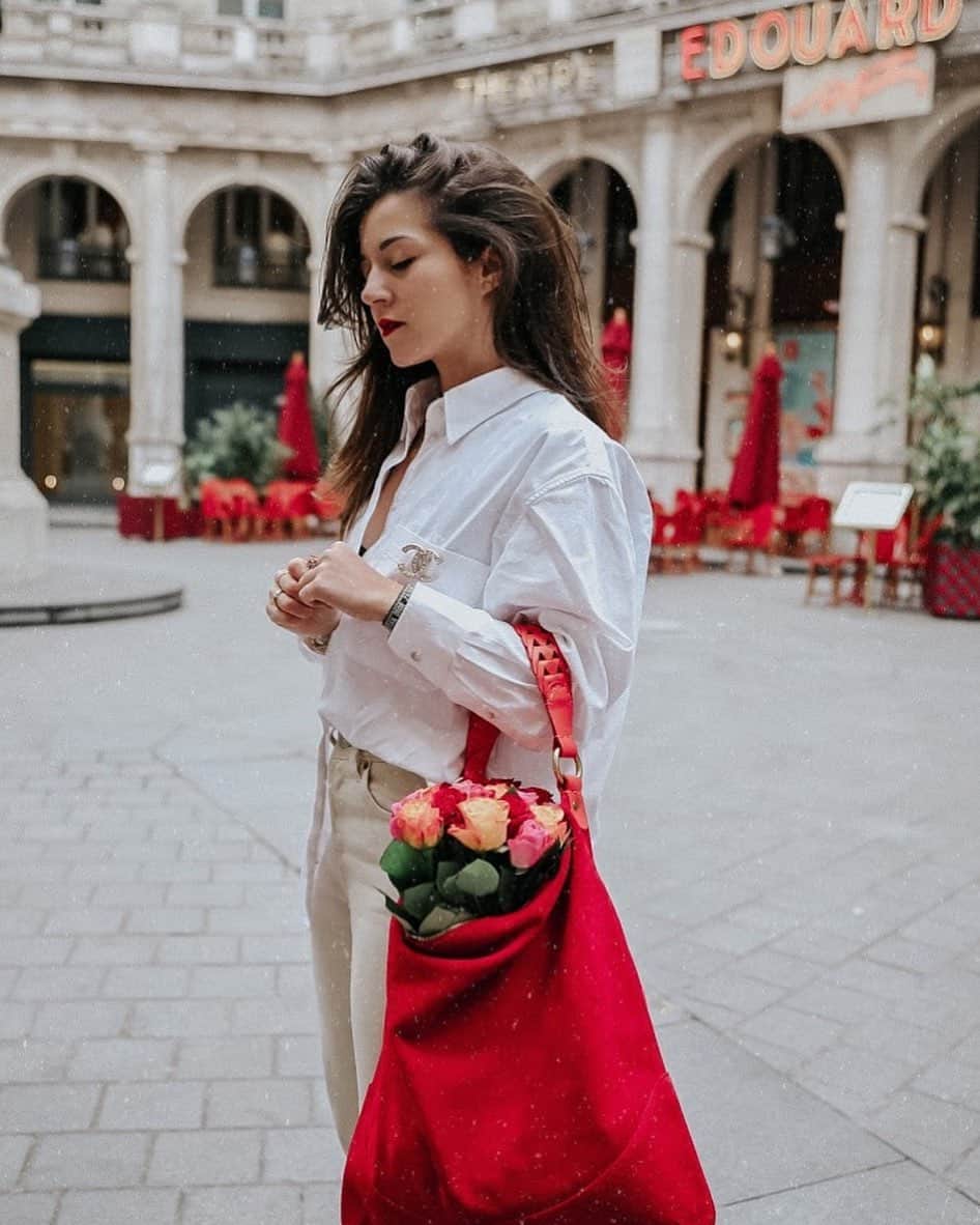 イルビゾンテのインスタグラム：「Put in your bag everything you need. What’s best than a bunch of roses for your spring days? ☆  #ilbisonte #style #accessories」