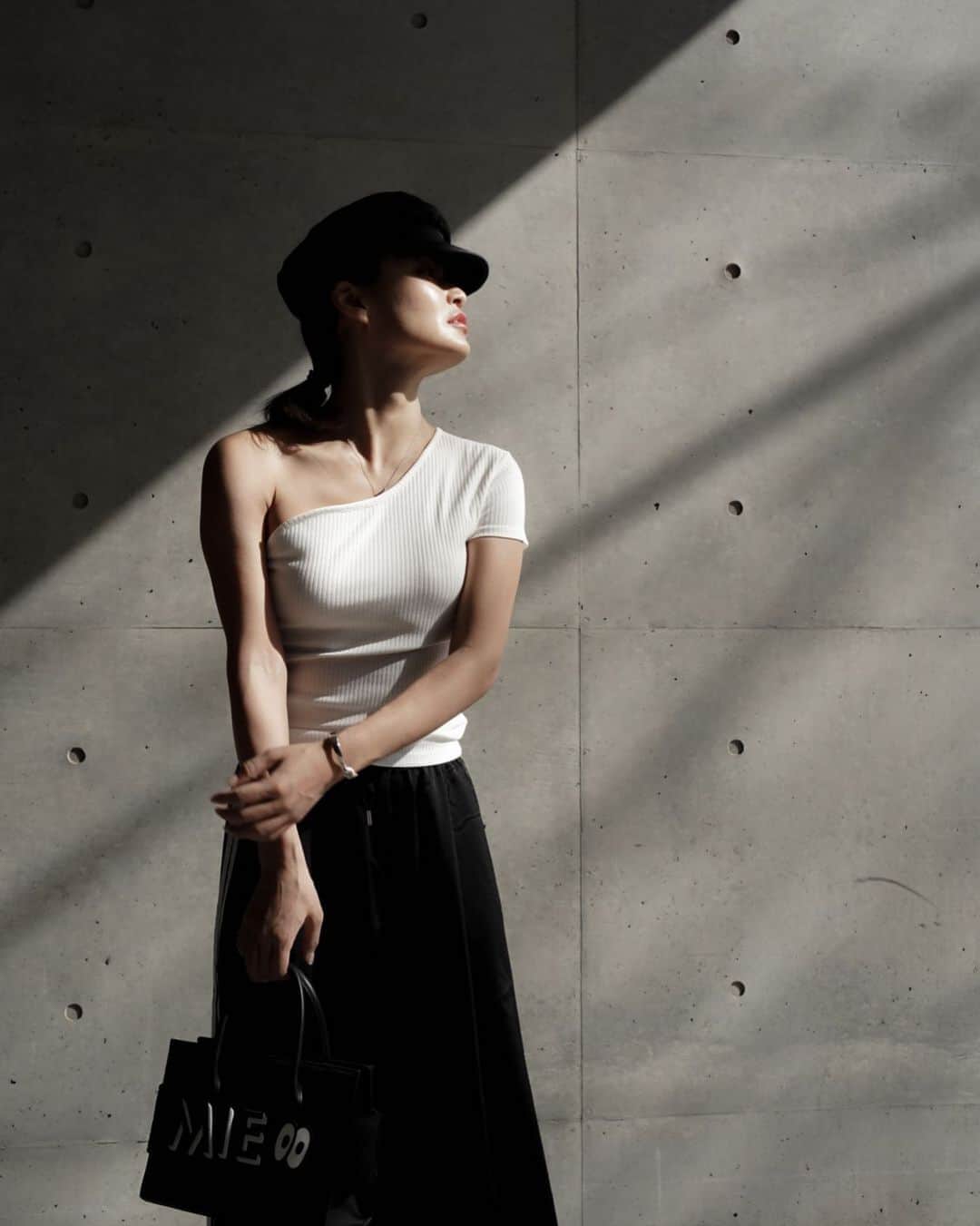 紺谷みえこのインスタグラム：「あるお仕事で色んな世代の夢や目標を聞きました。 こういう時期で外に出られなくても、 夢や目標は絶え間なく生まれる。 みんな努力もしていて、可能性を秘めてる。 あっという間の人生だけど、存分に自分にチャレンジしてほしいなぁって思います。 私もがんばらなきゃ⠒̫⃝♡ ・ ・ #カジュアル　#アディダス  #ジャージ　#大人コーデ　#お気に入り　#春　#ファッション　#コーディネート　#ZARA  #white  #adidas  #casual #ootd #likes #spring #cool  #japanese  #fashion  #l4l  #newnew」