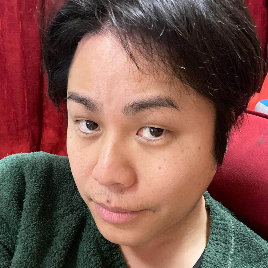 井上裕介のインスタグラム：「家でじっとしてます！！ #緊急事態宣言  #５月６日 #まで #おうちで過ごそう」