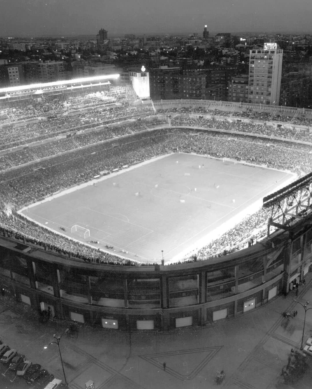 レアル・マドリードさんのインスタグラム写真 - (レアル・マドリードInstagram)「🏠🏟️ Nuestro hogar, el Santiago Bernabéu. Pasado. Presente. Futuro. - Our home, the Santiago Bernabéu. Yesterday. Today. Tomorrow. #RMFansEnCasa | #YoMeQuedoEnCasa | #StayHome」4月14日 0時04分 - realmadrid