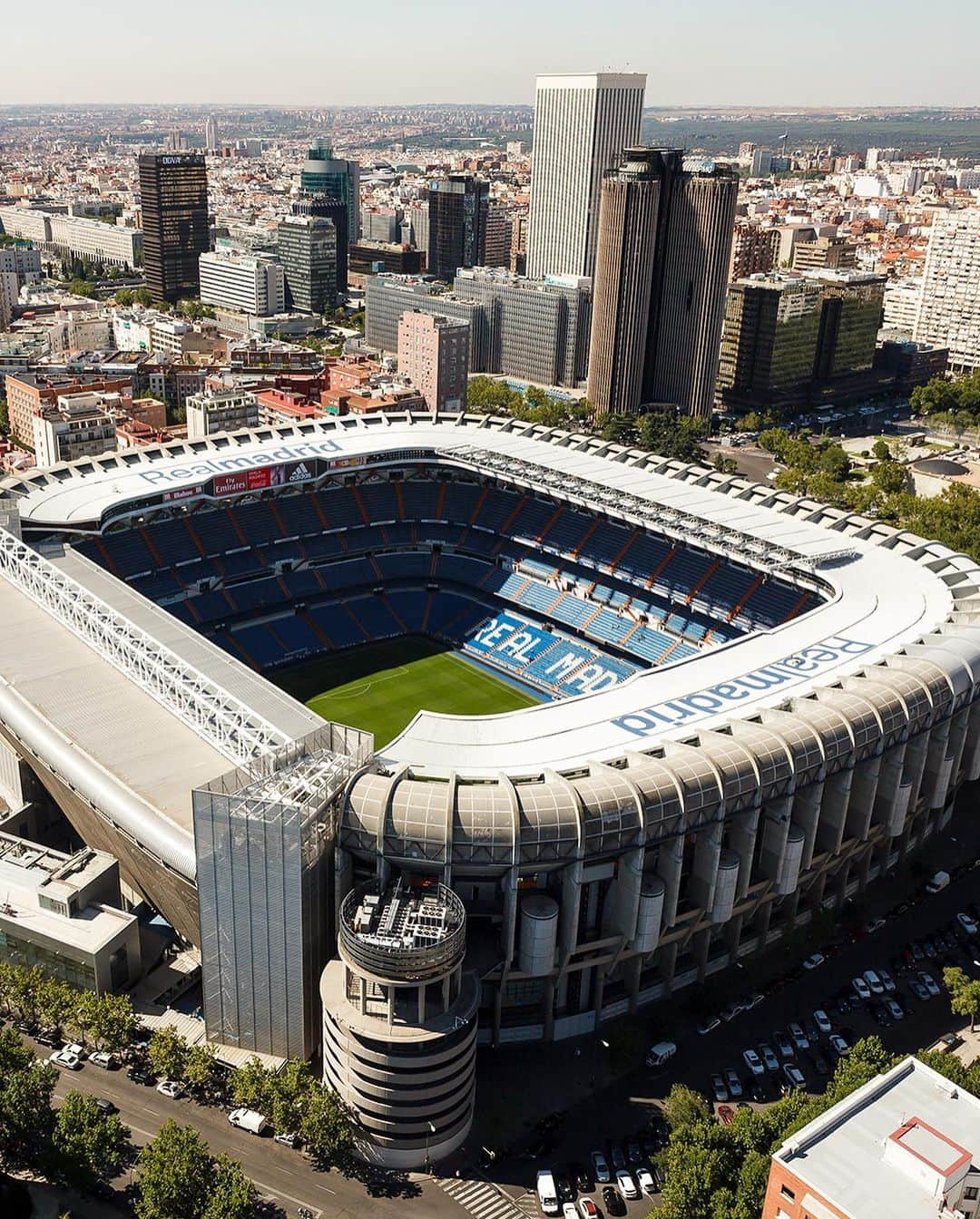 レアル・マドリードさんのインスタグラム写真 - (レアル・マドリードInstagram)「🏠🏟️ Nuestro hogar, el Santiago Bernabéu. Pasado. Presente. Futuro. - Our home, the Santiago Bernabéu. Yesterday. Today. Tomorrow. #RMFansEnCasa | #YoMeQuedoEnCasa | #StayHome」4月14日 0時04分 - realmadrid