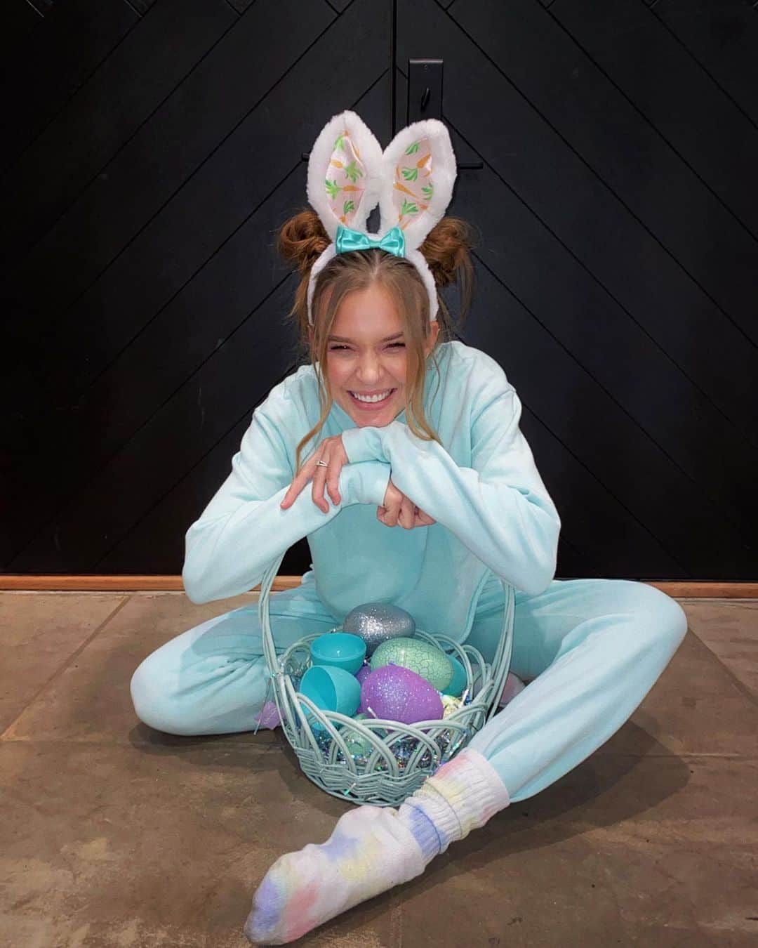 ジョセフィン・スクリヴァーさんのインスタグラム写真 - (ジョセフィン・スクリヴァーInstagram)「Hope you all had a wonderful Easter 🐣🐰 we were very eggcited about ours ... okay I’ll stop trying to be bunny 😂🙈」4月14日 0時06分 - josephineskriver