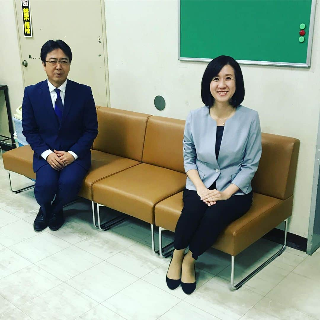 三隅有里子さんのインスタグラム写真 - (三隅有里子Instagram)「* 月曜火曜は梨子田アナ（同期)とニュースeye8をお送りしています。 本番前に時間がなくて、ニュースの解説部分の準備が不十分で、CM中に急に不安になって「うまく説明出来るかな…」と私が独り言を言っていると隣で梨子田さんがボソッと「うまく言おうと思わなくていいんだよ」と！なんて心強い言葉✨心が軽くなりました！ そんな2人ですが、オンエア後に控え室で撮った写真はソーシャルディスタンスを意識し過ぎて、こんな距離感😂 写真を撮ってくれたディレクターに「離婚調停中の夫婦みたいな距離感だな」と言われ、大笑いしました。 必死になって仕事して、くだらないことで笑う。そんな毎日が大事と実感した一日でした😌  #ニュース #news #ニュースeye8 #梨子田友和 キャスター #私の同期 #いい事言うなあ #ありがとう #ソーシャルディスタンス #社会的距離 #socialdistance #離婚調停中の夫婦 ではありません #群馬 #gunma  #群馬テレビ #群テレ #gtv #アナウンサー  #局アナ #局アナの仕事 #地方局で働くということ #新型コロナに負けない #家にいよう #stayhome」4月14日 0時23分 - misumi_gtv