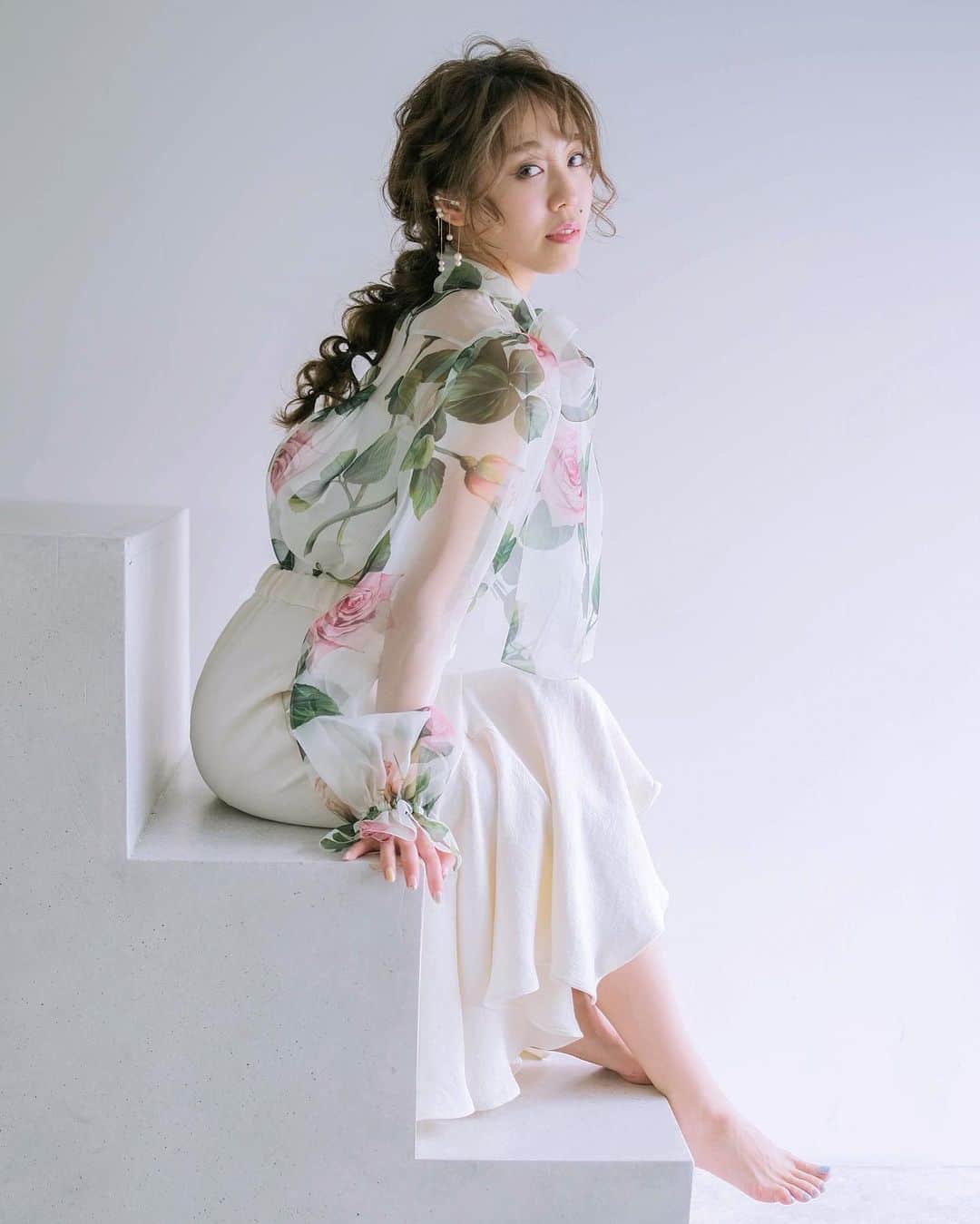RabichePowのインスタグラム：「想いがあって、動く。 . 人のために、なんて言えるほどの人間では無いけど . 自分のために、周りの人力になれることを探す。 . この学びの期間を無駄にせず 未来に備えることを一生懸命考える。 . それがこれからすべきこと。 . 今、経営者として先にすべき事は すぐ先の未来を出来るだけ速く 明確にしてあげる事。 . 私にだってわからない事だらけで みんなにとって初めての経験だと思うから . 誰かのせいとか、なにかのせいにせず 一気に元に戻る事なんて無いことを理解して 我慢して、、、 徐々に取り戻していこう！ . みんなが居てくれれば 助け合えば、、、 . 綺麗事に聞こえるだろうけど 誰と共に、なにをするかが こんな時だからこそ大切。 . 不安を持てる相手は、求めてるものがあるということ。 甘えられる相手でもある。 . 助けを求めれる相手は、信頼している証。 . それに気付くことができれは 感謝すべき相手が 改めてたくさんいることに気づくね❤️ . . さて、今普段みんなが求める 時間というものがたくさんある❣️ . どう刻んでやろうかと ワクワクするくらいがちょうどいいかもね😂💕 . . ⚠️自分に言い聞かせるように（笑） モチベーション上げるために 独り言いってるわーと思ってもらえたら嬉しいです🤣🙏 . #rabichepow #ラビッシュポー#ヘアメイク#出張ヘアメイク#ブライダル#日本編みおろし会」