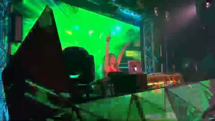 鈴木まりなのインスタグラム：「自粛中につき過去の動画       #dj #girlsdj #femaledj #asiandj #Japanesedj #djlife #djingismylife #djinglife #djlifestyle」