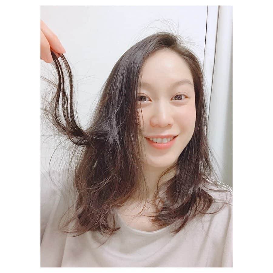 のインスタグラム：「髪むっちゃ伸びてきた😅💕﻿ ﻿ 横から見るとよくわかる👀✨﻿ ﻿ #髪伸びてきた ﻿ #美容室はおあずけ ﻿ #このまま伸ばそうか﻿ #時がきたらまたバッサリいこうか﻿ #その時まで ﻿ #伸びるだけ伸ばしてみよう ✨﻿ #三つ編みできるかな ﻿ #メイクをしない日々はまだまだ続く﻿ #myhairhasgrown ﻿ #stayhome ﻿ #stayhomestaysafe ﻿ #japan ﻿ #kitakimayu #キタキマユ」