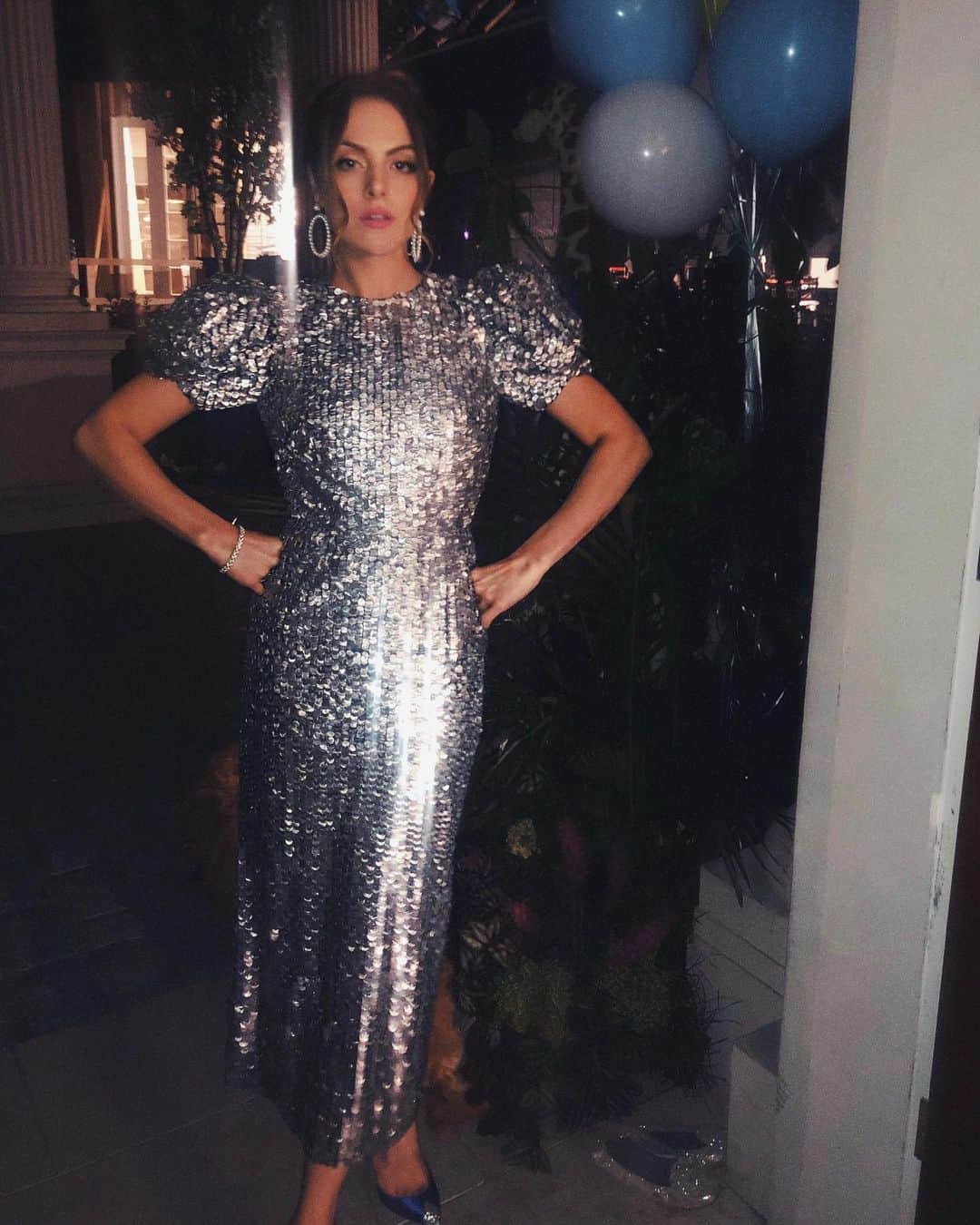 エリザベス・ギリースのインスタグラム：「I liked this sparkly dress.」